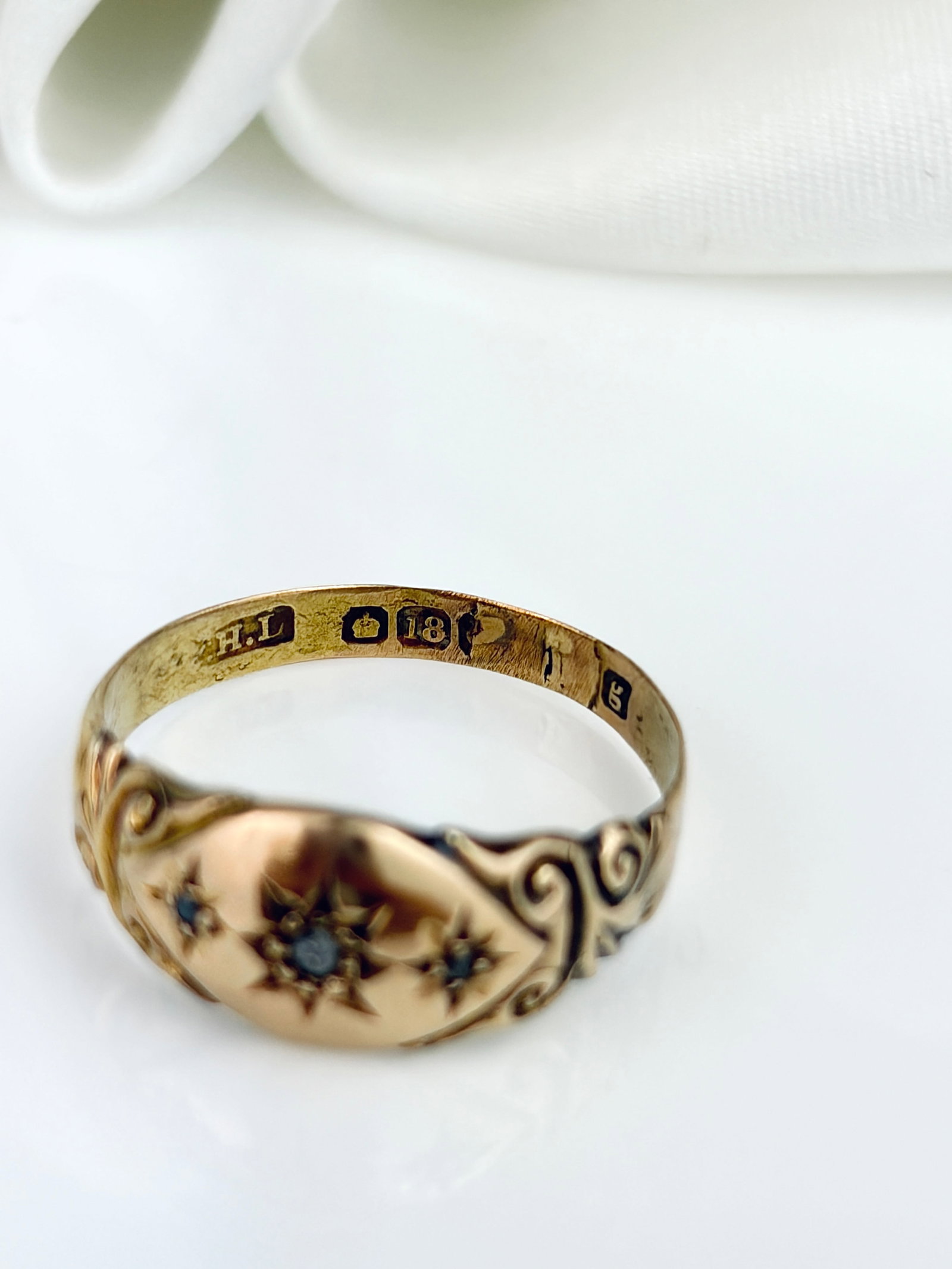 ANTIQUE 18CT YELLOW GOLD 3 STONE STAR SET RING - 4