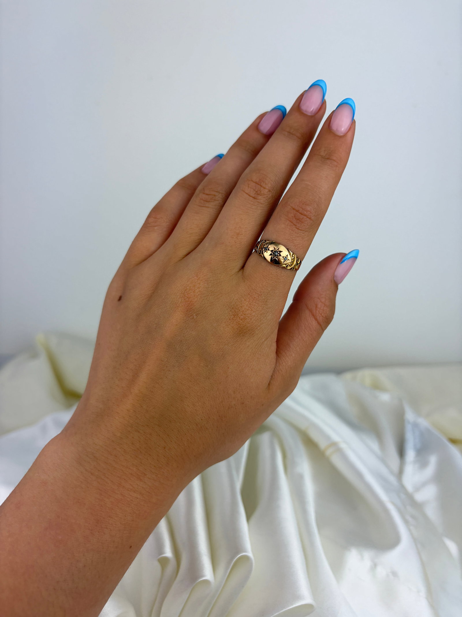 ANTIQUE 18CT YELLOW GOLD 3 STONE STAR SET RING - 7