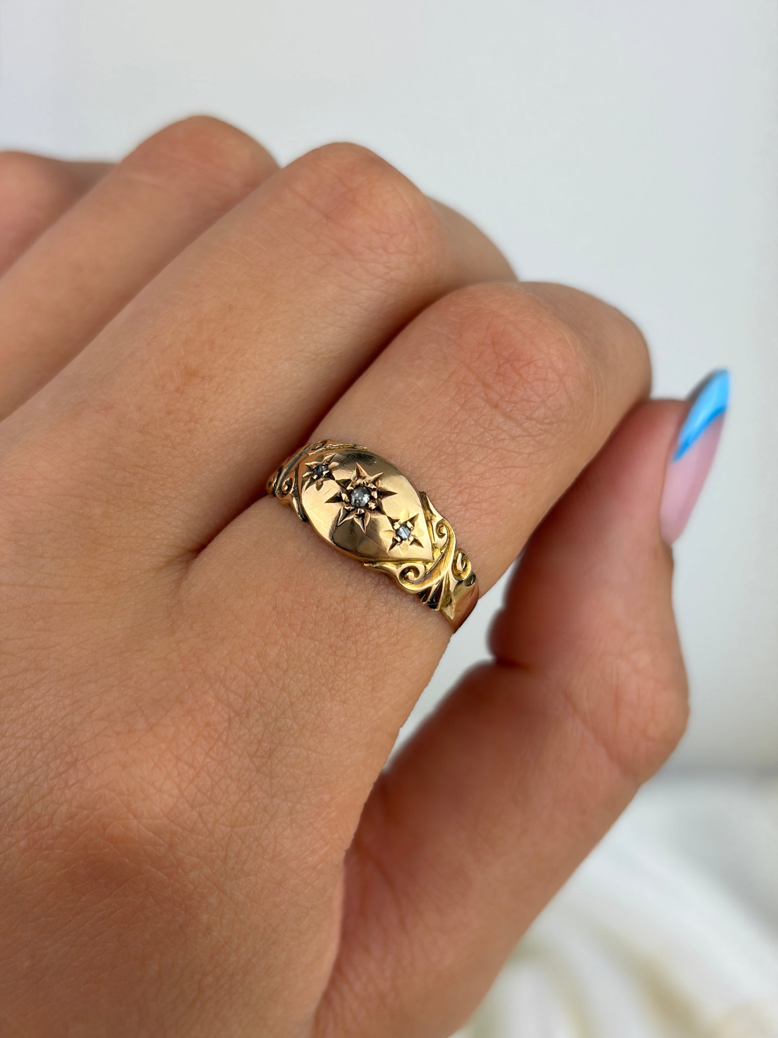 ANTIQUE 18CT YELLOW GOLD 3 STONE STAR SET RING - 8