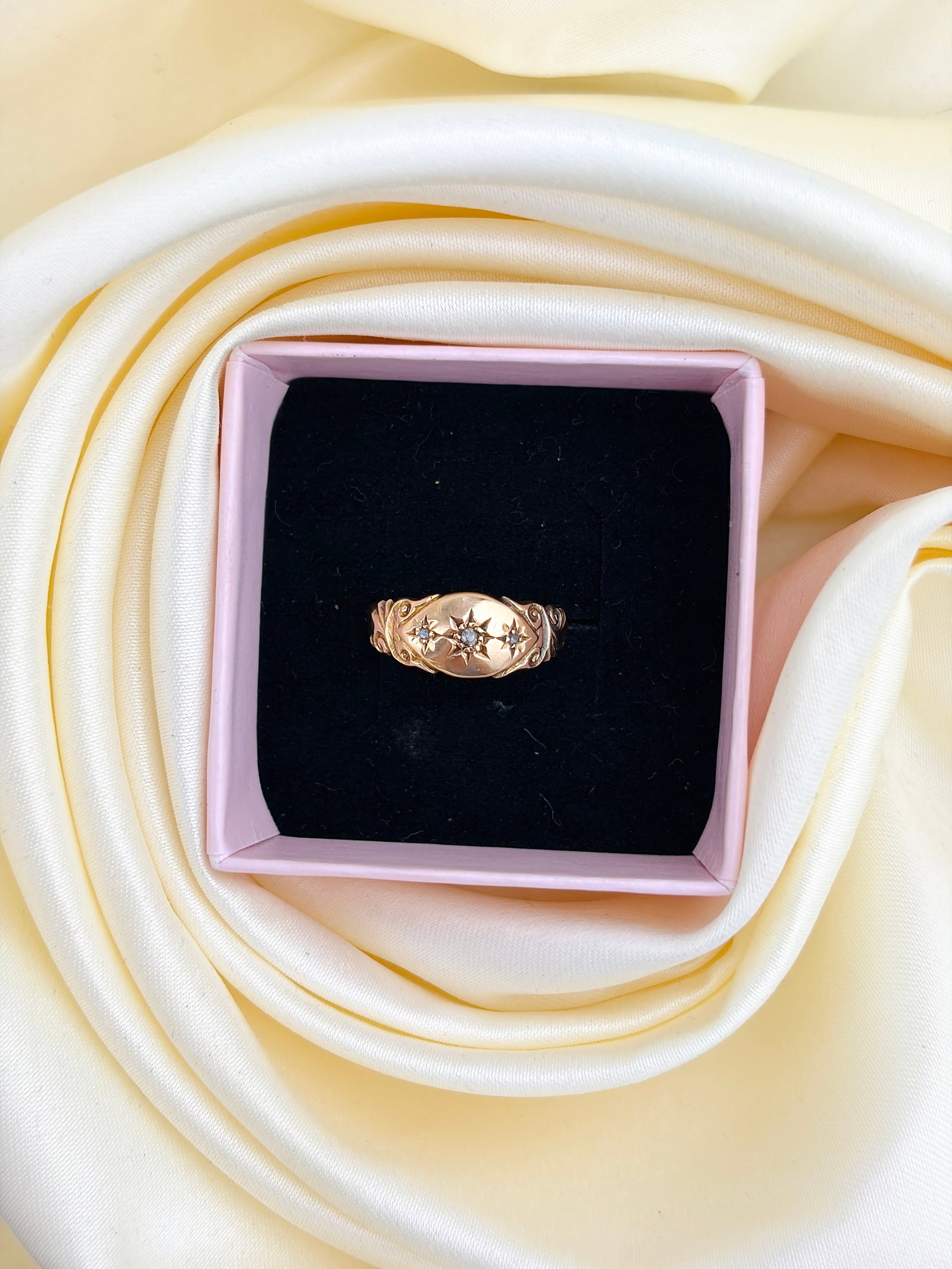 ANTIQUE 18CT YELLOW GOLD 3 STONE STAR SET RING - 9