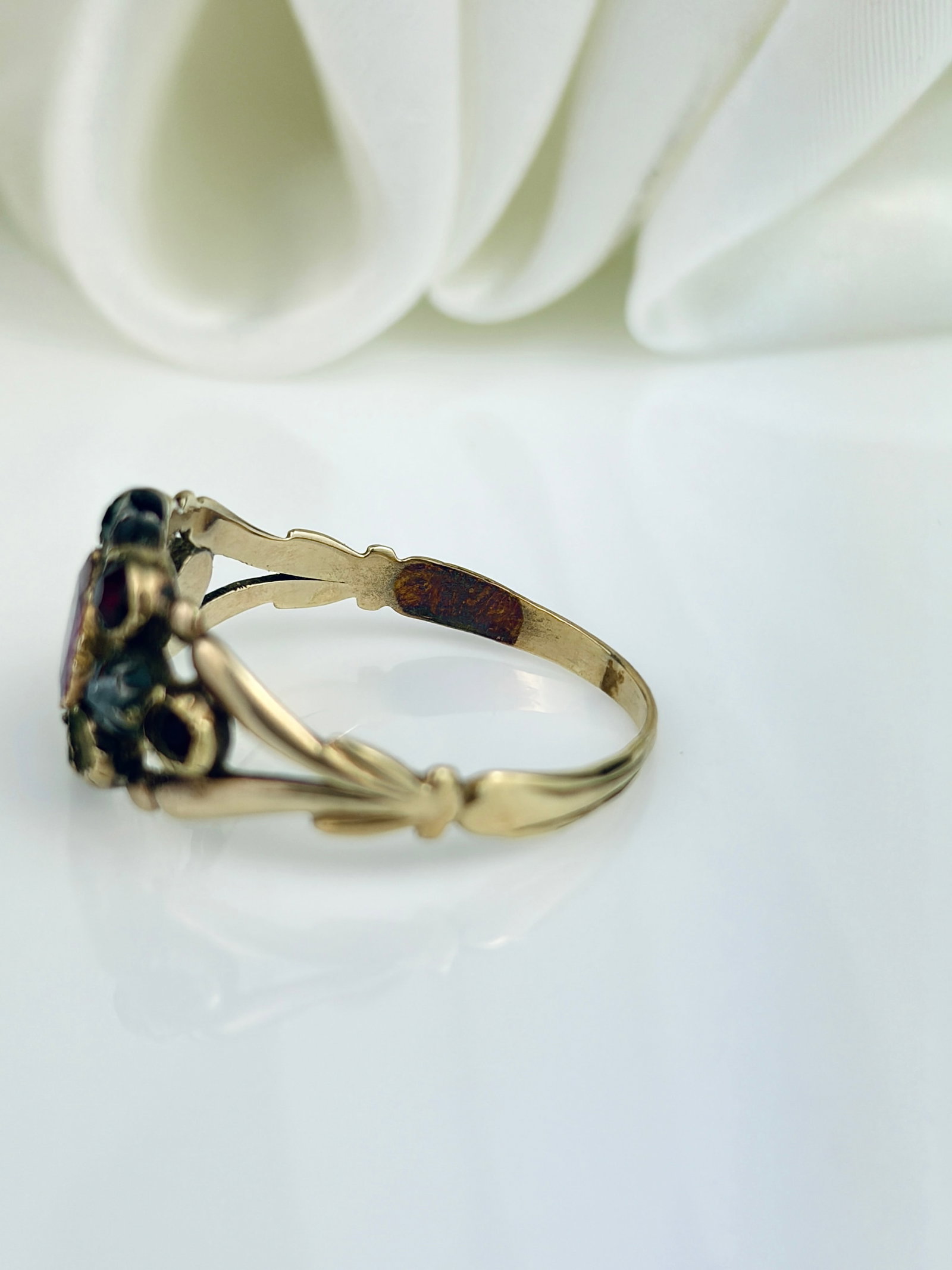 ANTIQUE GOLD RUBY AND PASTE CLUSTER RING - 4