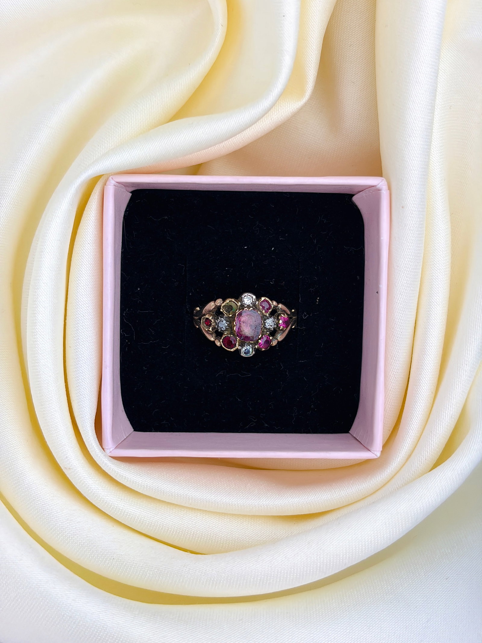 ANTIQUE GOLD RUBY AND PASTE CLUSTER RING - 9