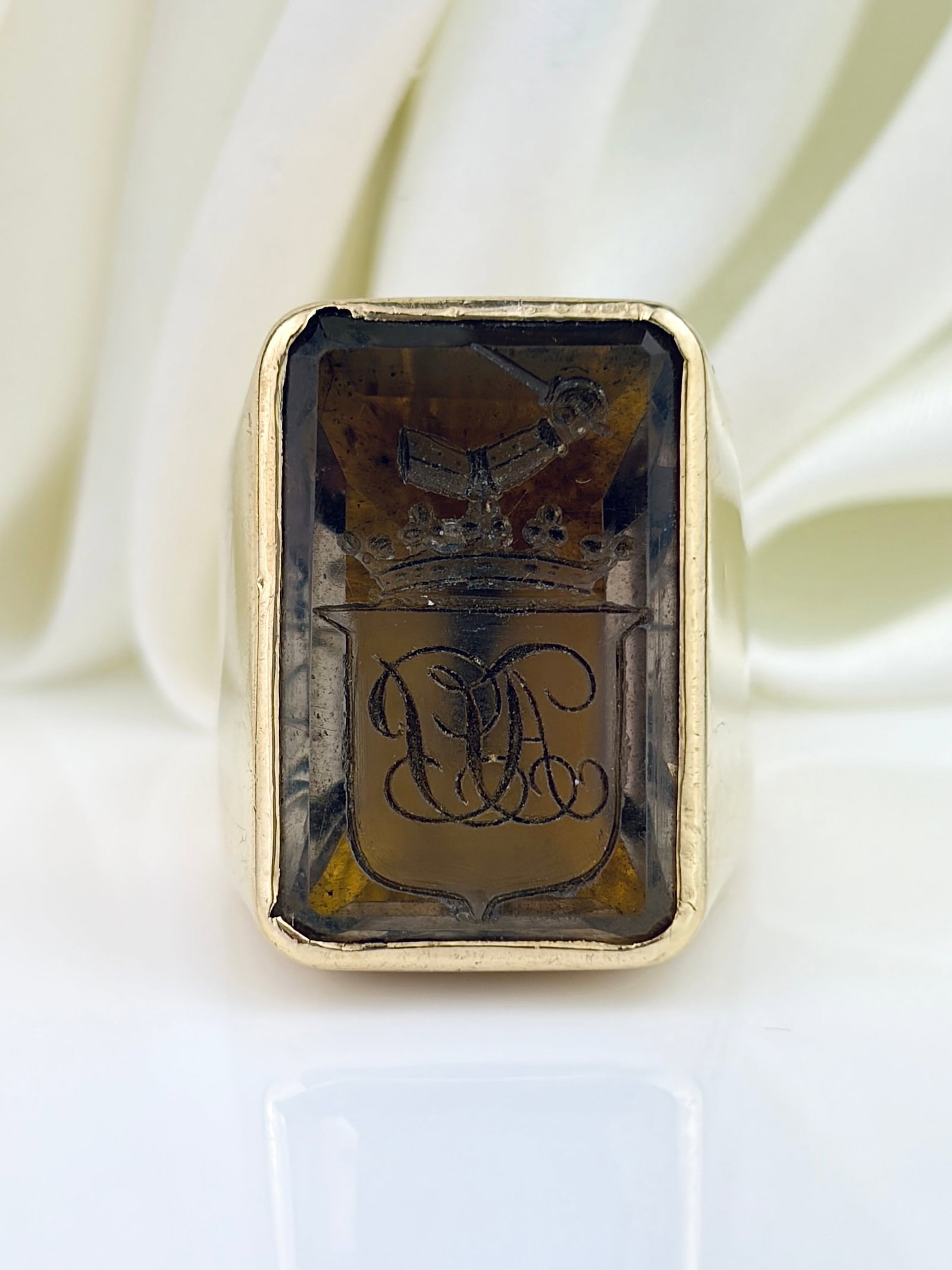 ANTIQUE CHUNKY 9CT YELLOW GOLD INTAGLIO SEAL RING: ANTIQUE CHUNKY 9CT YELLOW GOLD INTAGLIO SEAL RING Amazing, super chunky ring!