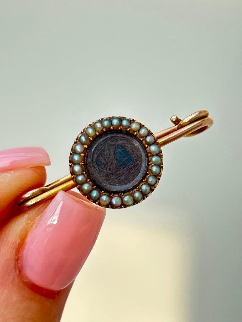 Antique Gold Pearl and Hair Mourning Brooch: Antique Gold Pearl and Hair Mourning Brooch charming brooch Measurements: size 33mm x 14mm weight 4.59g Materials: gold pearl and hair 