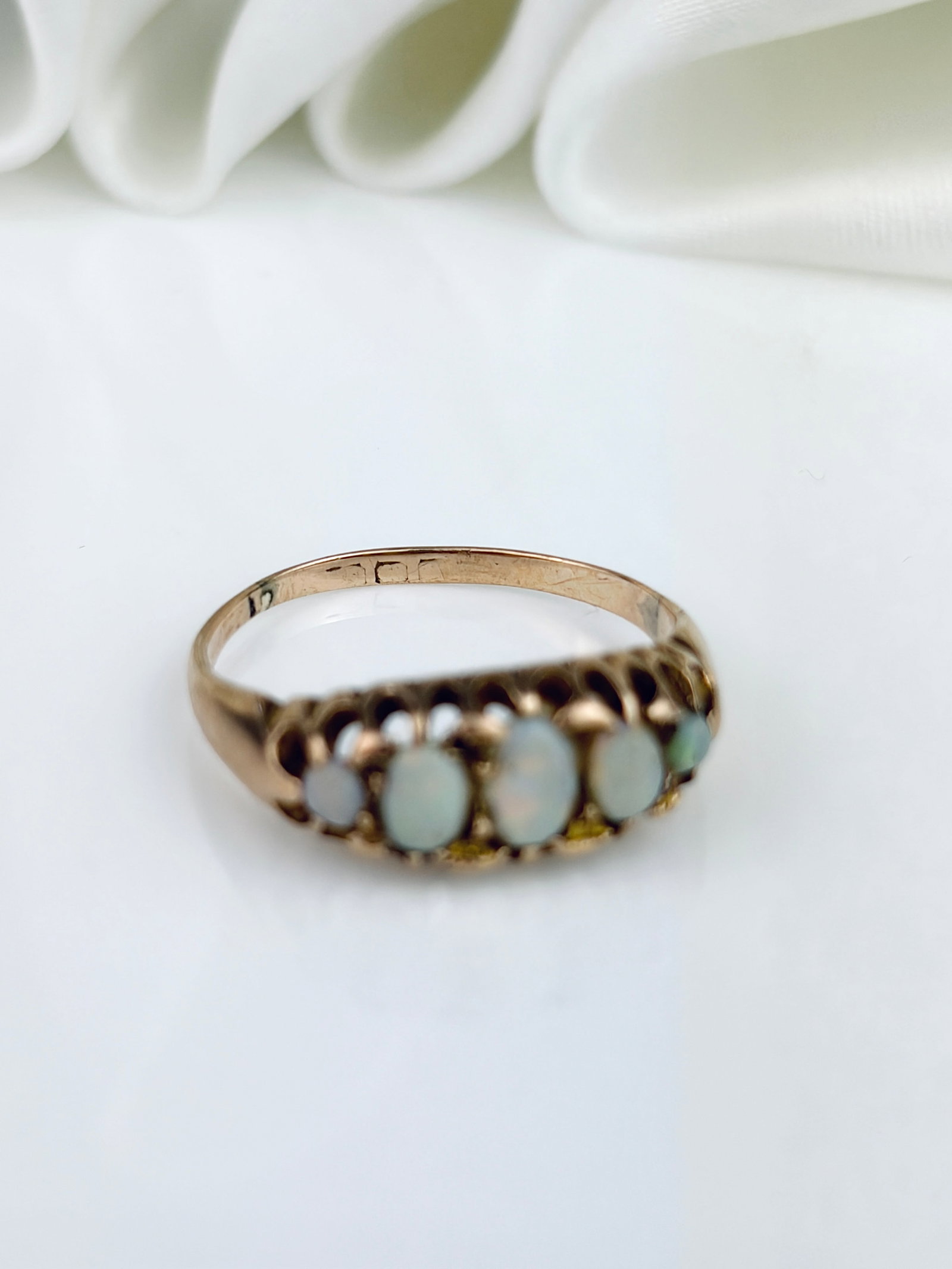 ANTIQUE CABOCHON OPAL 5 STONE RING IN GOLD - 4