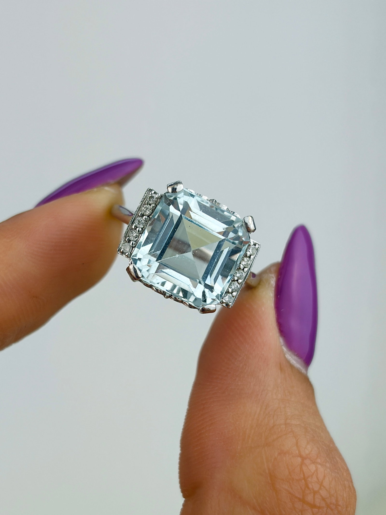 VINTAGE 9CT WHITE GOLD AQUAMARINE AND DIAMOND COCKTAIL RING - 9
