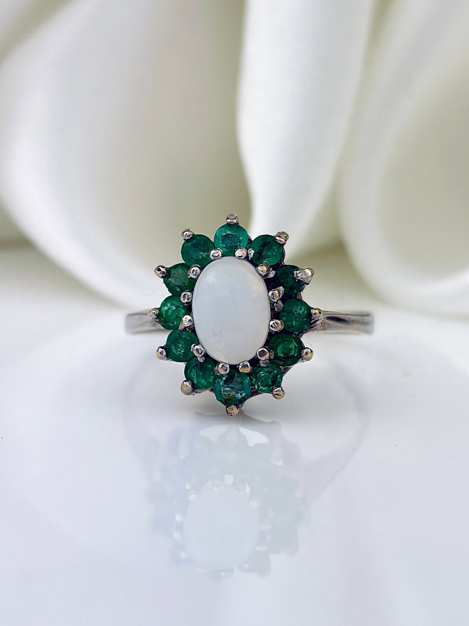 VINTAGE C.1972 9CT WHITE GOLD OPAL AND GREEN TOURMALINE CLUSTER RING (1 of 9)
