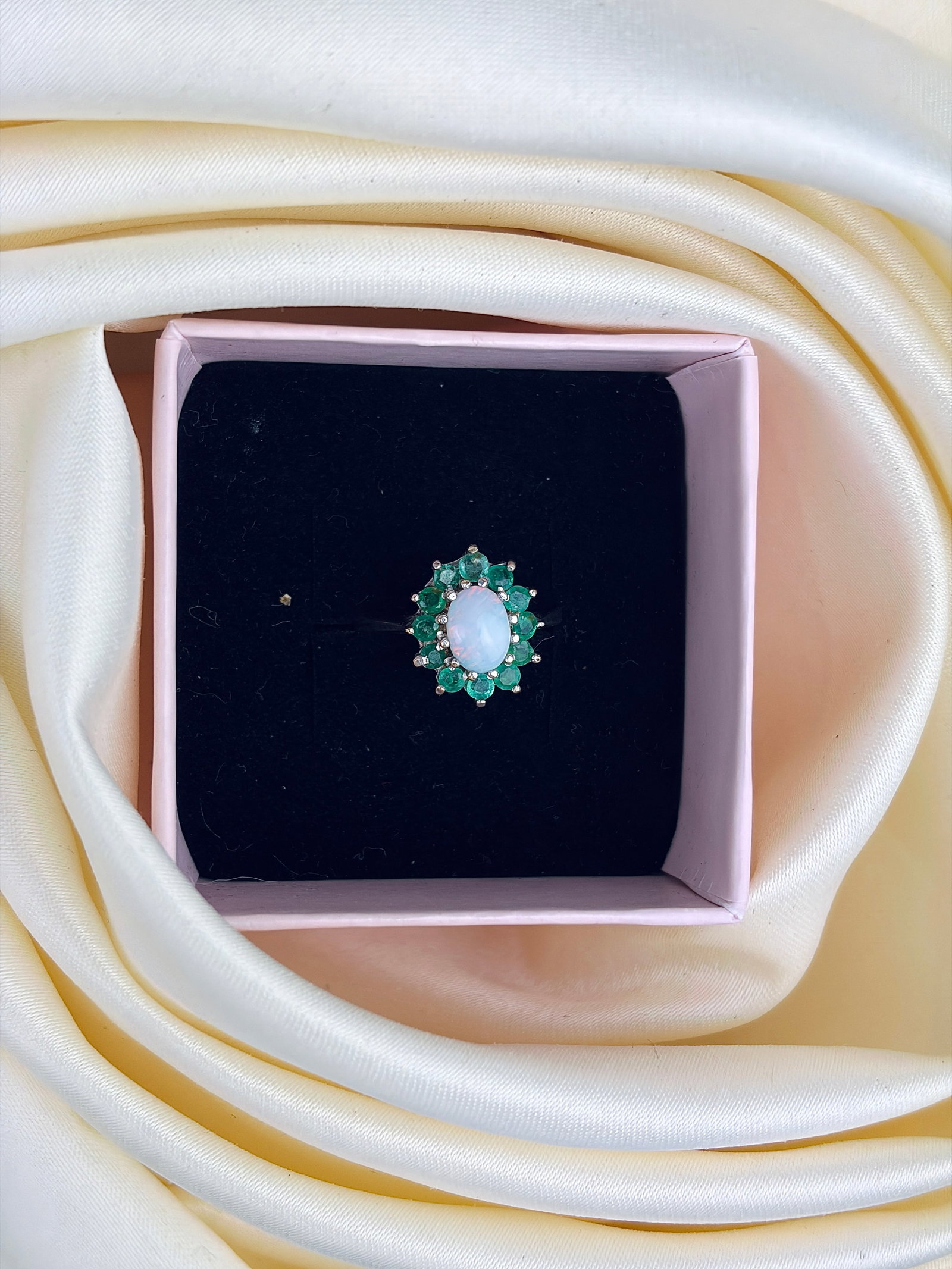 VINTAGE C.1972 9CT WHITE GOLD OPAL AND GREEN TOURMALINE CLUSTER RING - 9