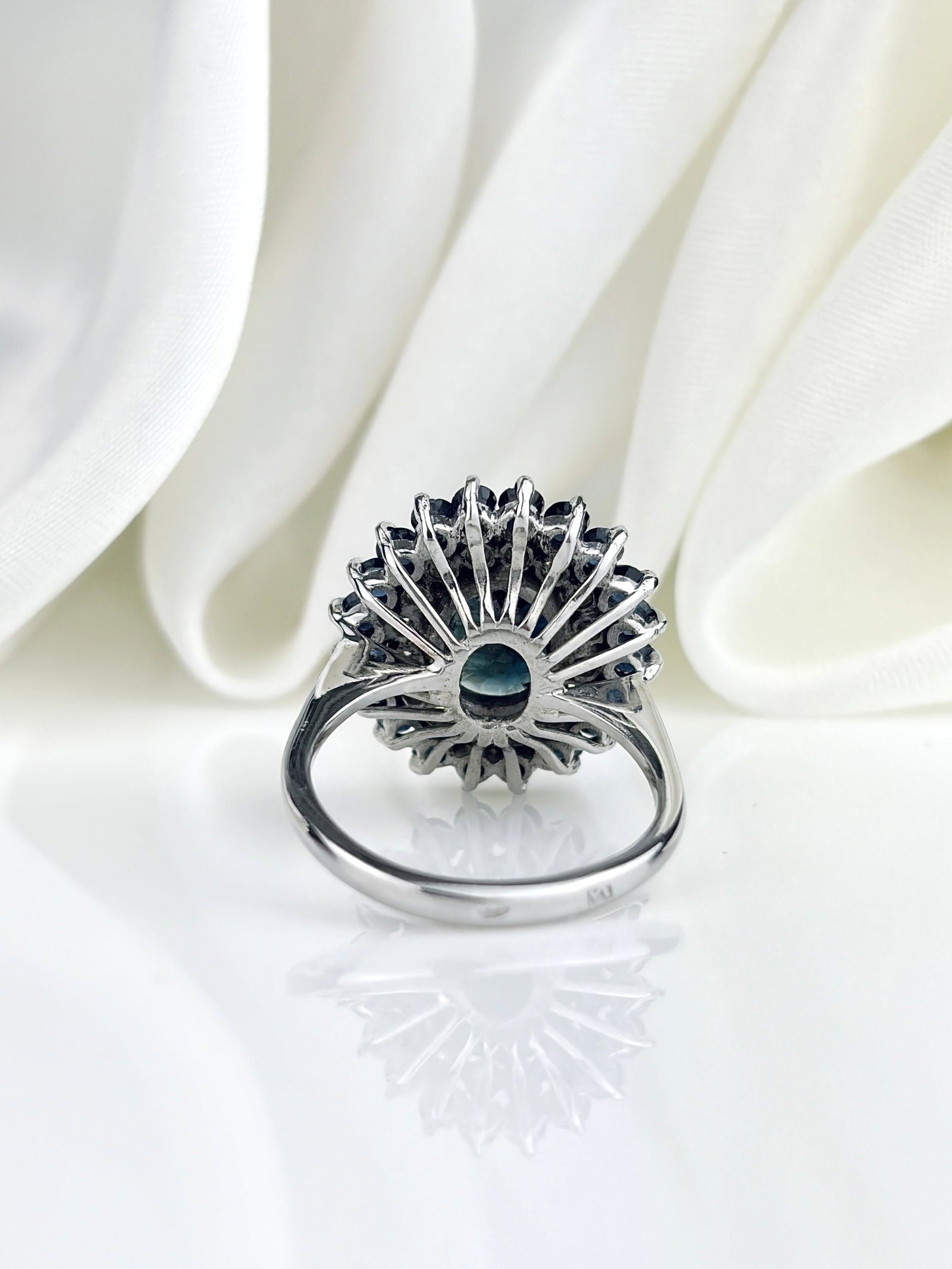 VINTAGE 18CT WHITE GOLD SAPPHIRE AND DIAMOND CLUSTER RING - 3
