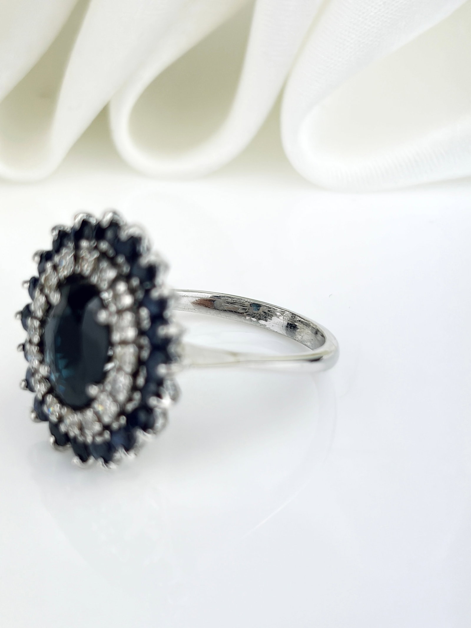 VINTAGE 18CT WHITE GOLD SAPPHIRE AND DIAMOND CLUSTER RING - 4
