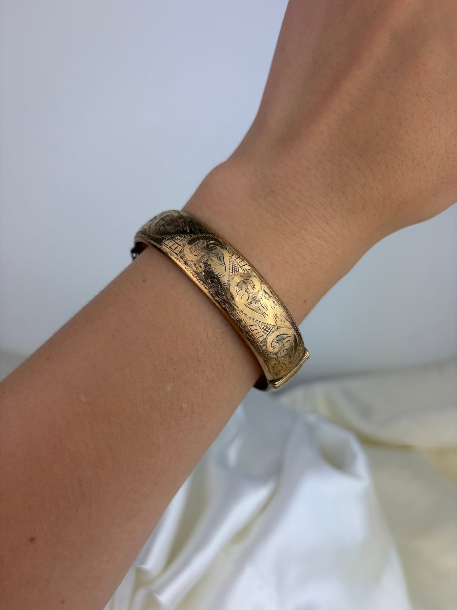 VINTAGE 9CT GOLD METAL CORE SWIRL BANGLE - 6