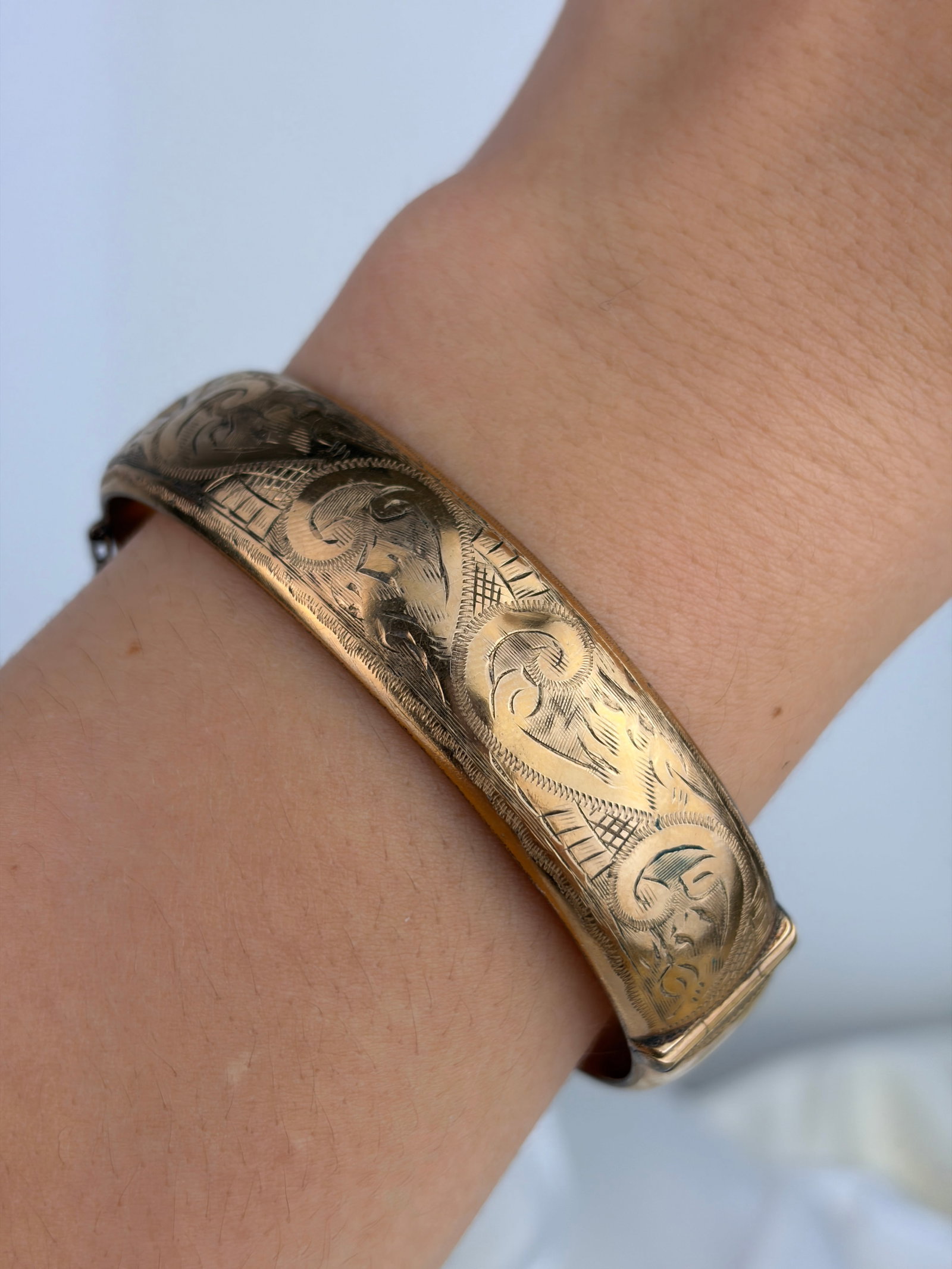 VINTAGE 9CT GOLD METAL CORE SWIRL BANGLE - 7