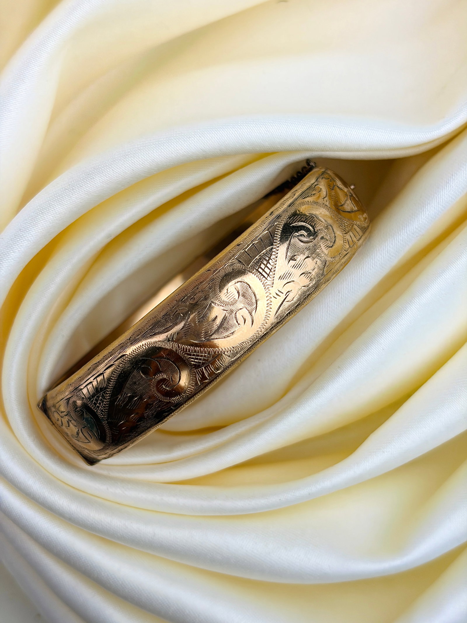VINTAGE 9CT GOLD METAL CORE SWIRL BANGLE - 8