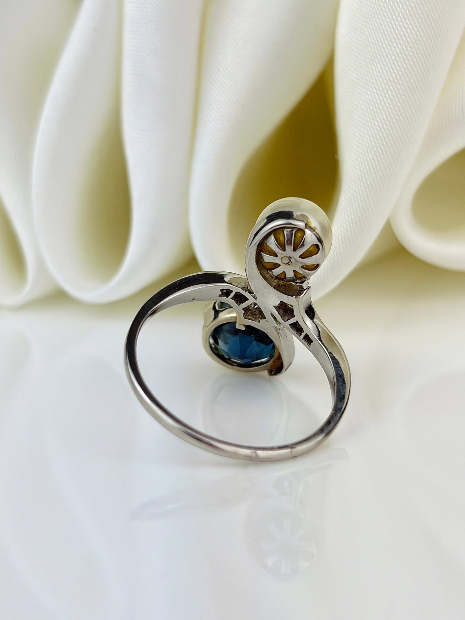 Antique sapphire , diamond and pearl twist panel style ring in white gold - 3