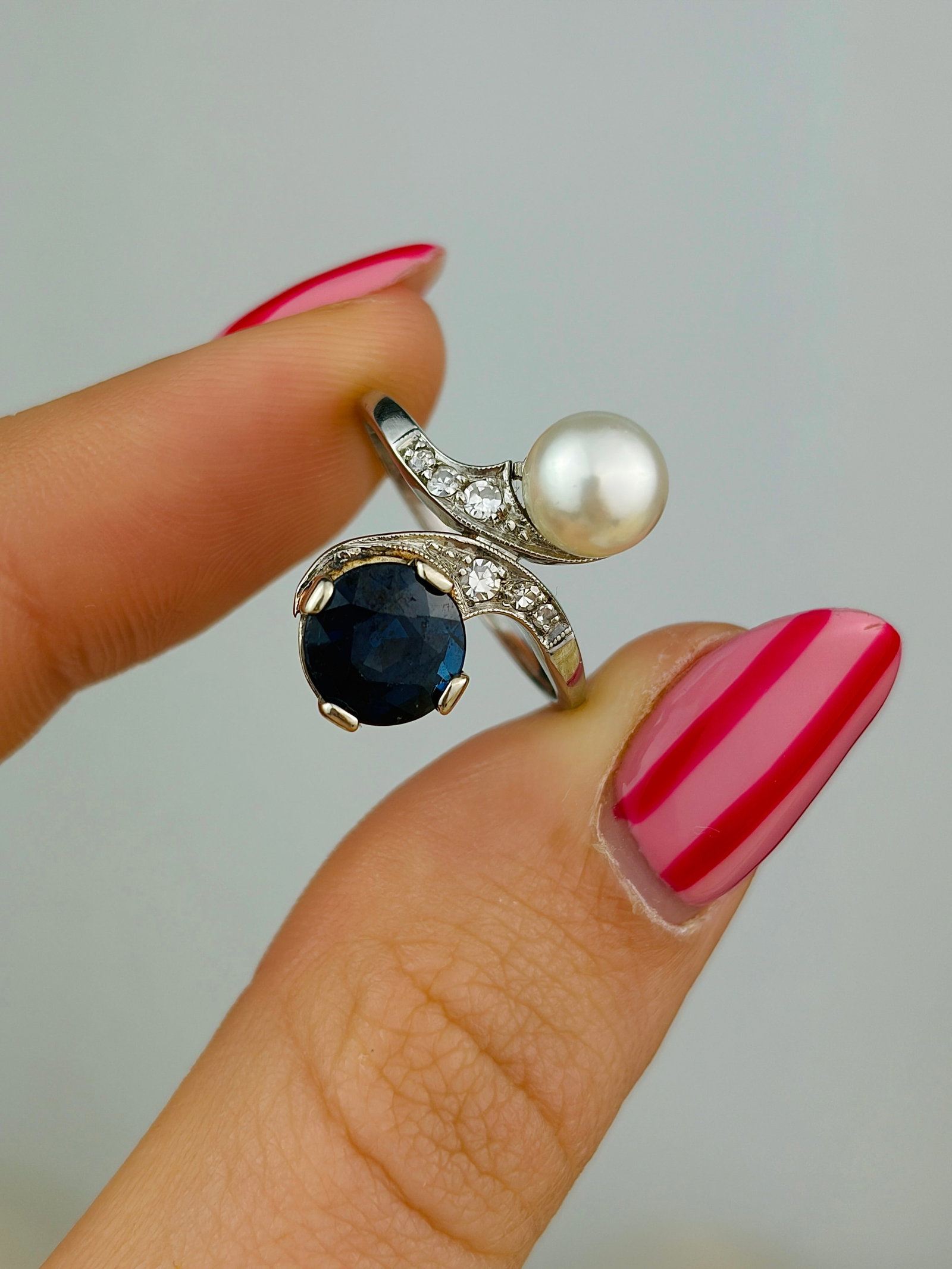 Antique sapphire , diamond and pearl twist panel style ring in white gold - 4