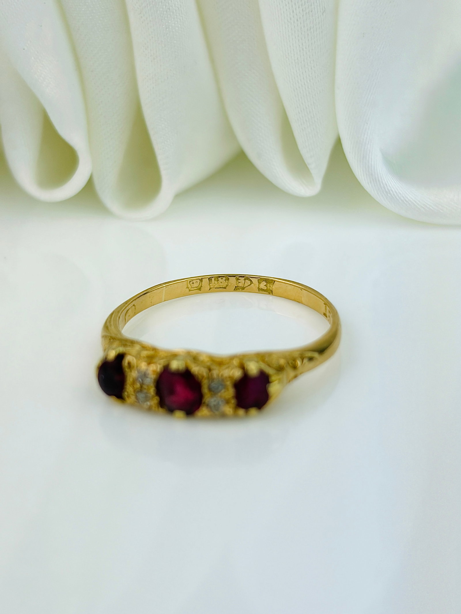 ANTIQUE 18CT YELLOW GOLD RUBY AND DIAMOND 5 STONE RING - 4