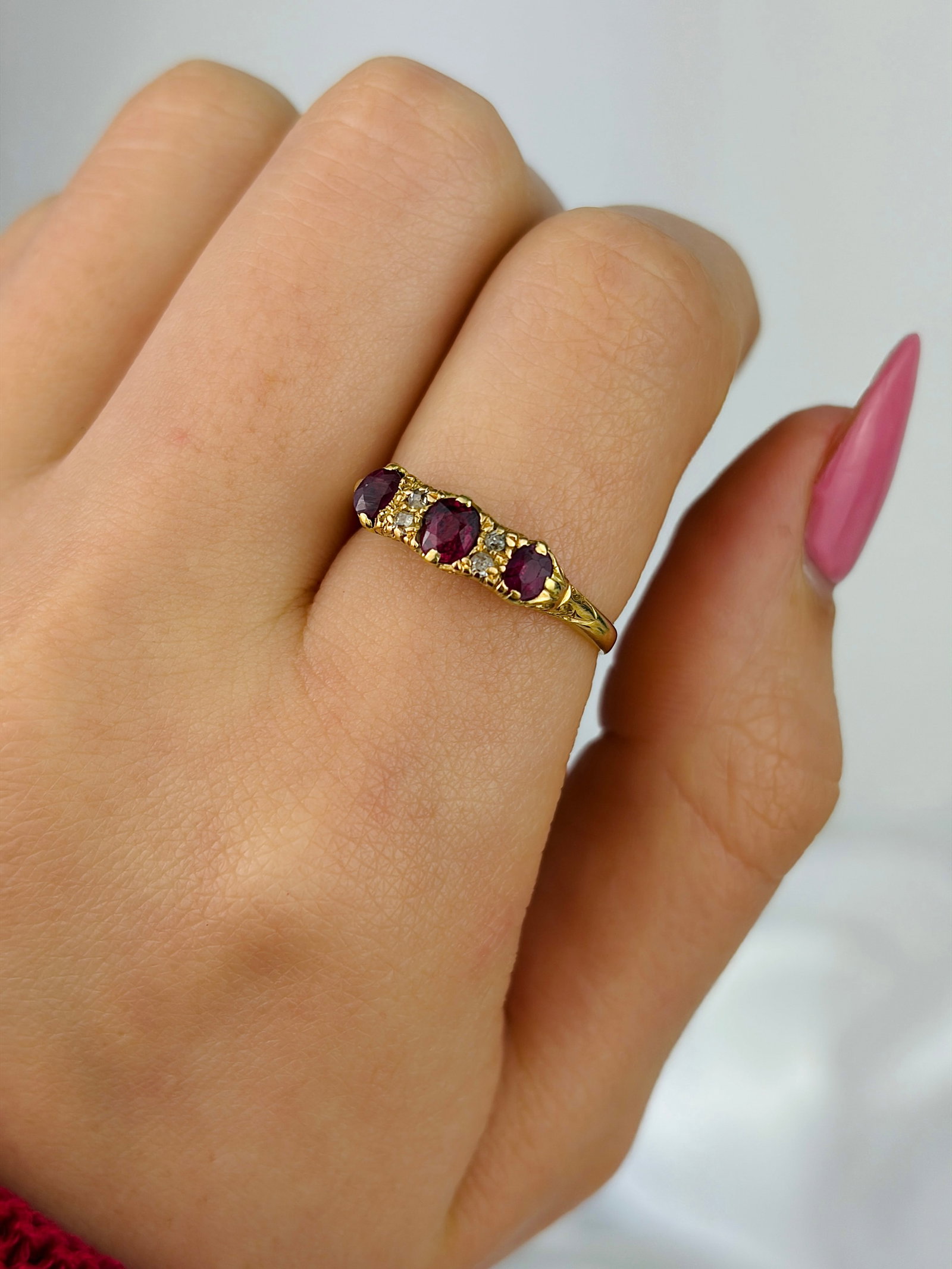 ANTIQUE 18CT YELLOW GOLD RUBY AND DIAMOND 5 STONE RING - 8