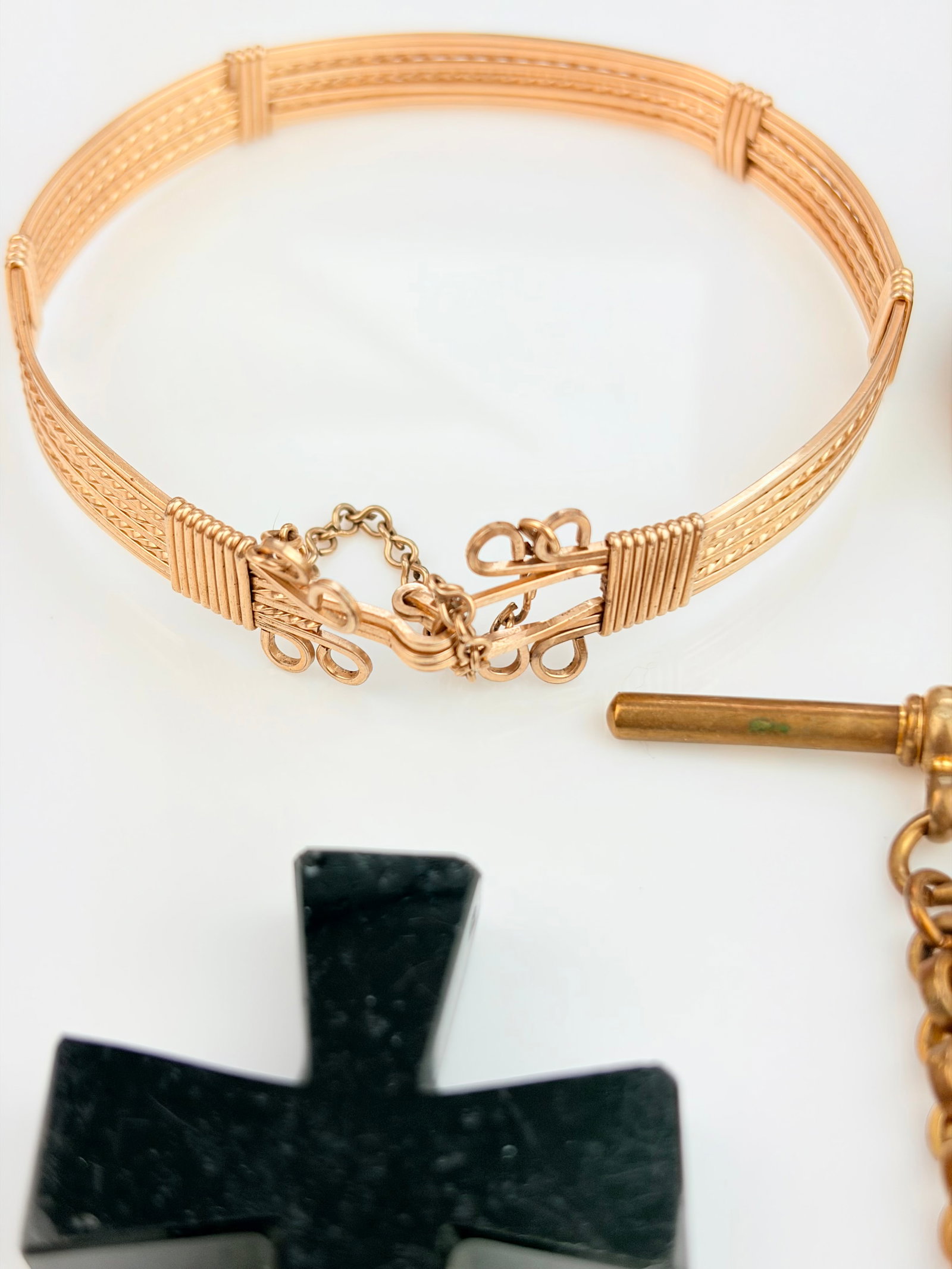 ANTIQUE & VINTAGE MIXED LOT OF JEWELLERY INCLUDING BANGLE, CROSS ETC - 4