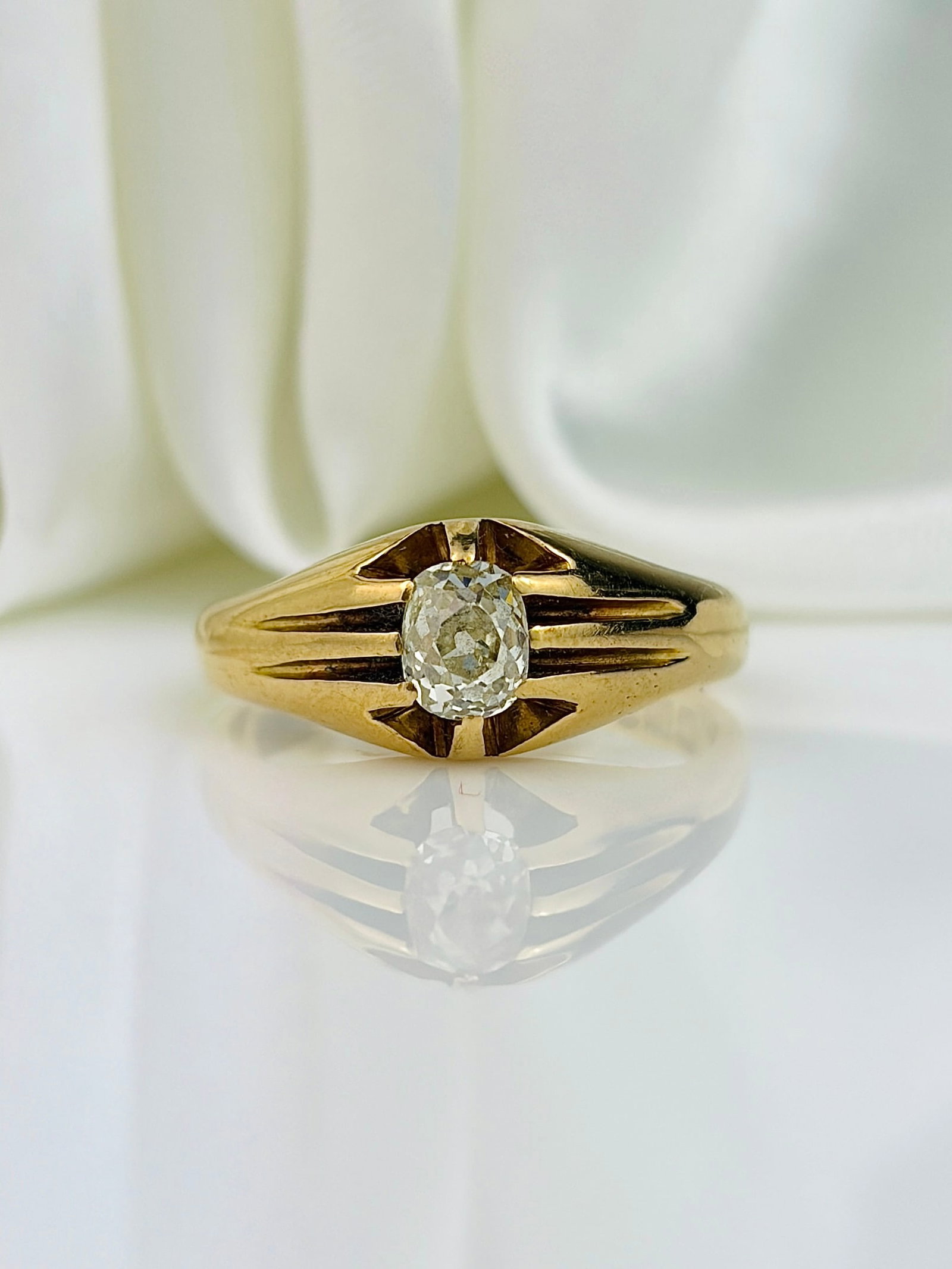 ANTIQUE C.1917 OVAL DIAMOND BELCHER SET RING IN 18CT GOLD: ANTIQUE C.1917 OVAL DIAMOND BELCHER SET RING IN 18CT GOLD Weight: 4.82g Size: UK L, US 6, Width 7mm, height off finger 4.5mm Materials: 18ct gold Hallmarks: London, c.1917, 18ct Condition: Very
