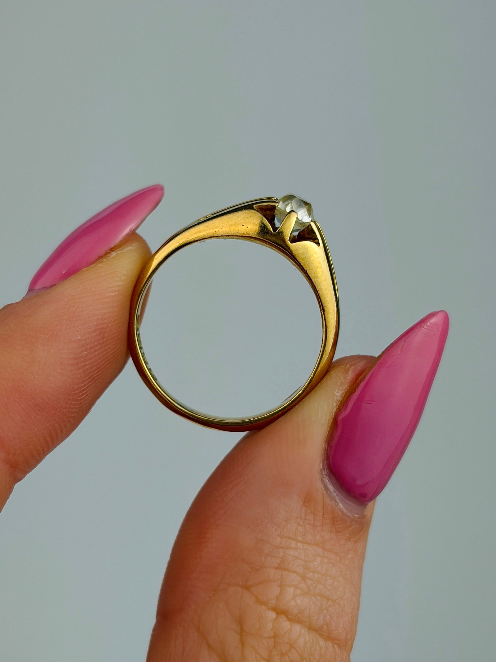 ANTIQUE C.1917 OVAL DIAMOND BELCHER SET RING IN 18CT GOLD - 6