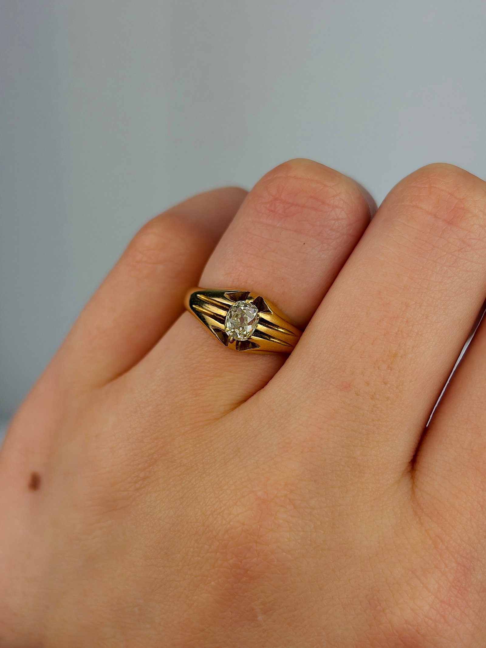 ANTIQUE C.1917 OVAL DIAMOND BELCHER SET RING IN 18CT GOLD - 8