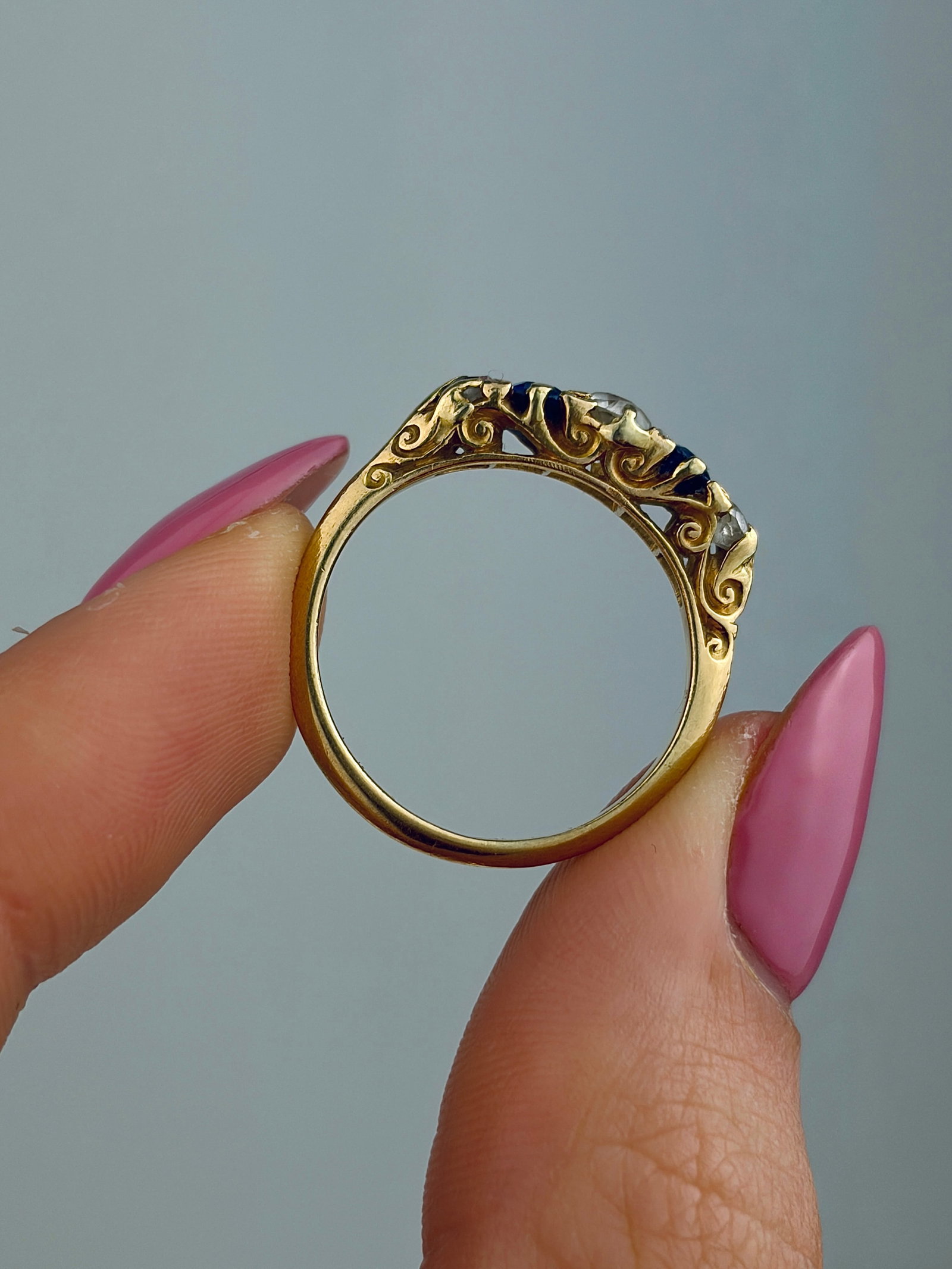 CHUNKY ANTIQUE 18CT YELLOW GOLD SAPPHIRE AND DIAMOND 5 STONE RING - 6