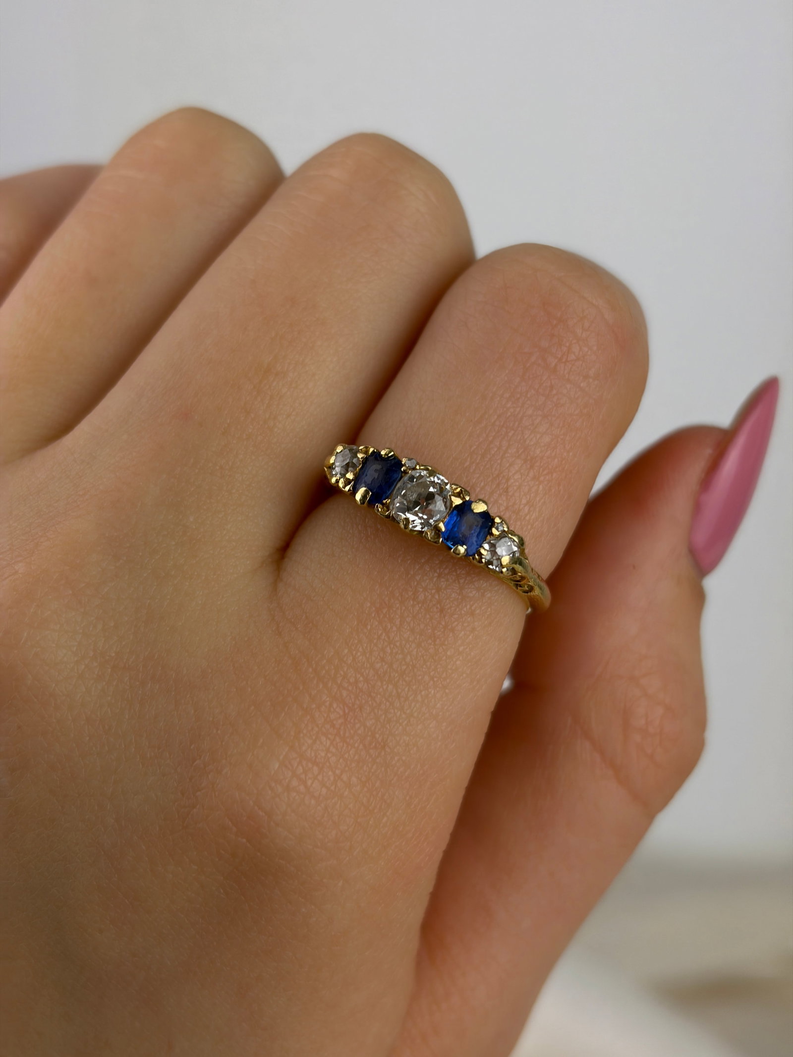CHUNKY ANTIQUE 18CT YELLOW GOLD SAPPHIRE AND DIAMOND 5 STONE RING - 8