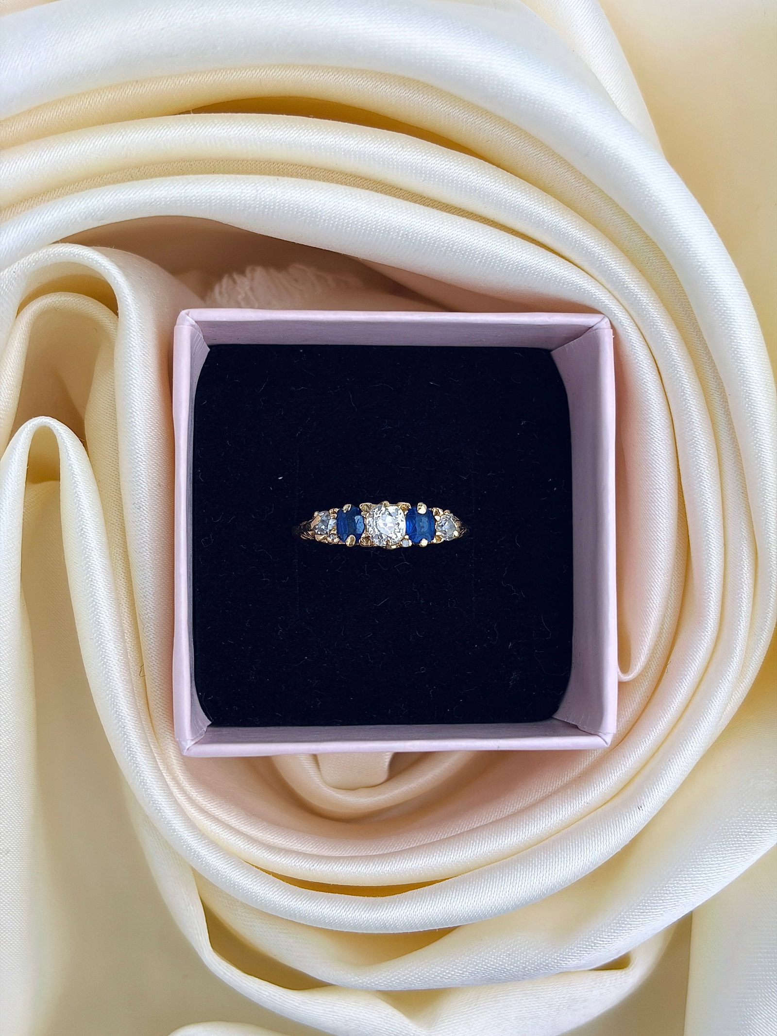 CHUNKY ANTIQUE 18CT YELLOW GOLD SAPPHIRE AND DIAMOND 5 STONE RING - 9