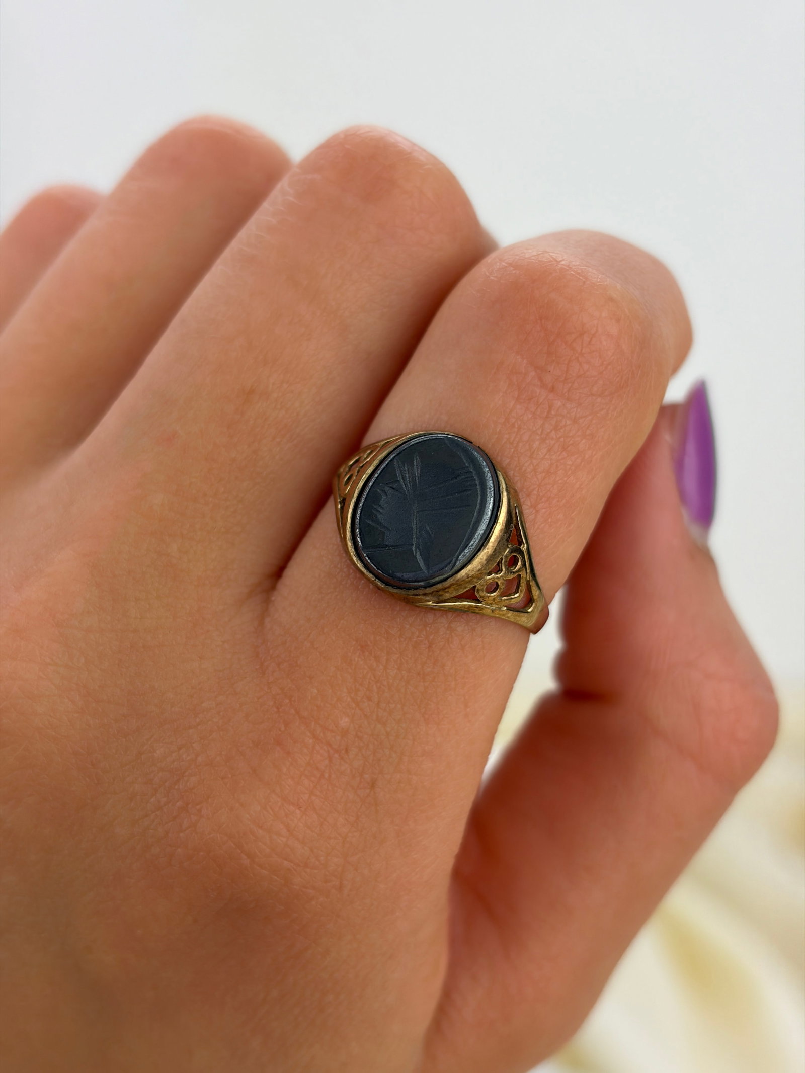VINTAGE 9CT YELLOW GOLD HEMATITE ROMAN CENTURION INTAGLIO SIGNET RING - 8