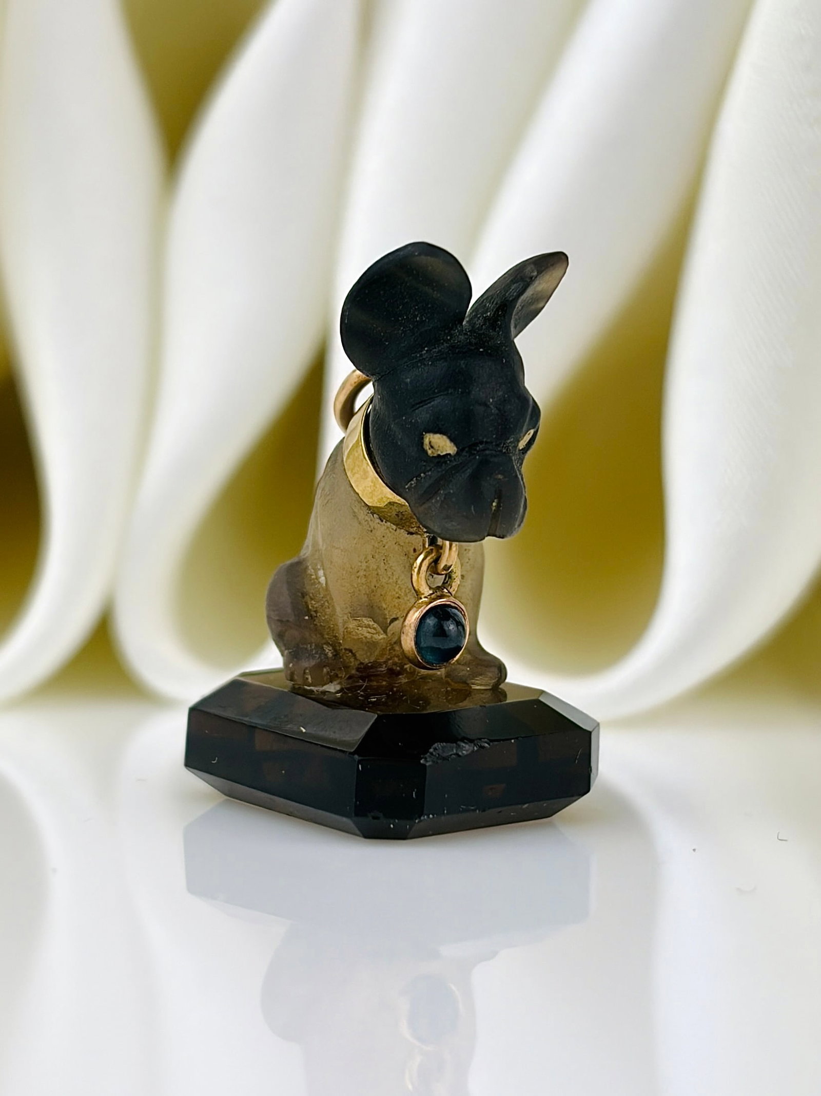 RARE CARTIER STYLE CARVED DOG CHARM WITH 18CT GOLD COLLAR: RARE CARVED DOG CHARM WITH 18CT GOLD COLLAR POSSIBLY CARTIER Weight: 3.81g Size: 22x14mm Materials: 18ct gold collar Hallmarks: None present Condition: The overall condition is very