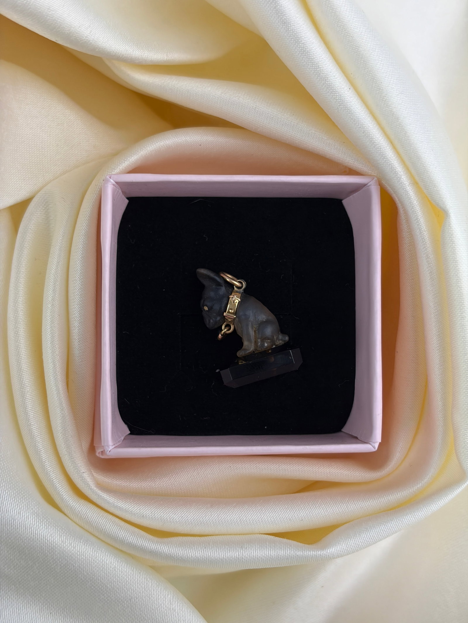 RARE CARTIER STYLE CARVED DOG CHARM WITH 18CT GOLD COLLAR - 5