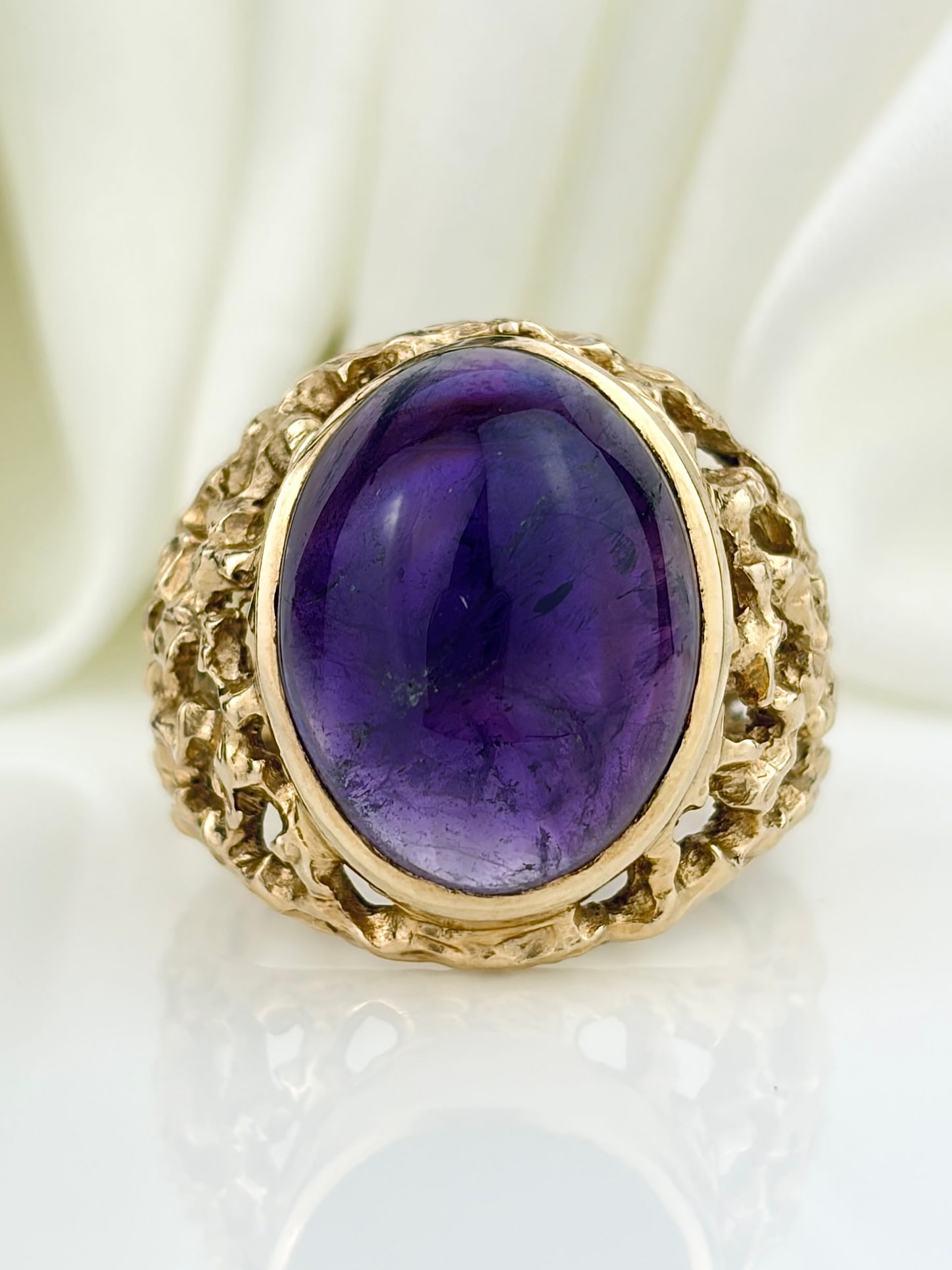 VINTAGE 9CT YELLOW GOLD LARGE CABOCHON AMETHYST RING (1 of 9)