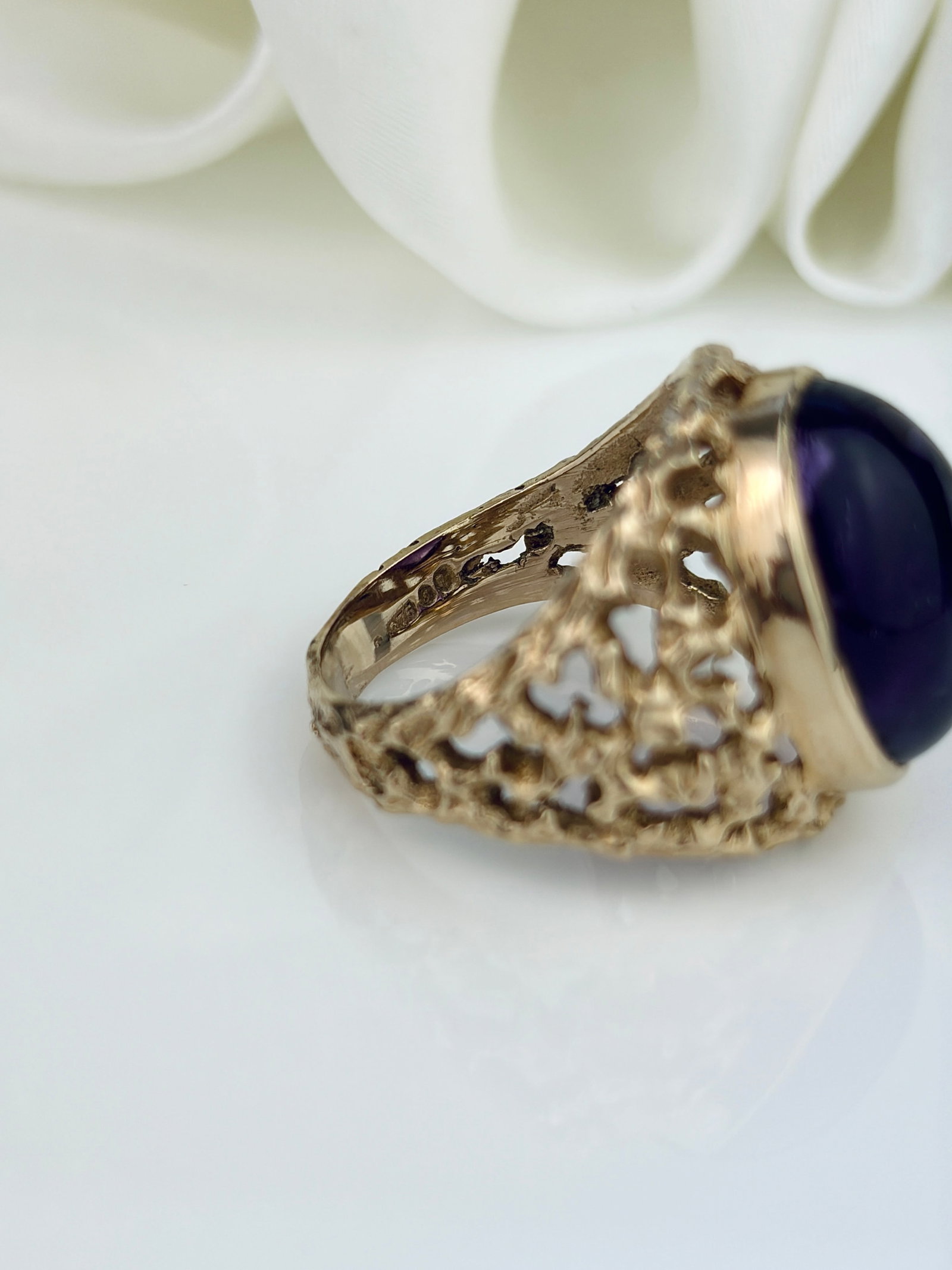 VINTAGE 9CT YELLOW GOLD LARGE CABOCHON AMETHYST RING - 4