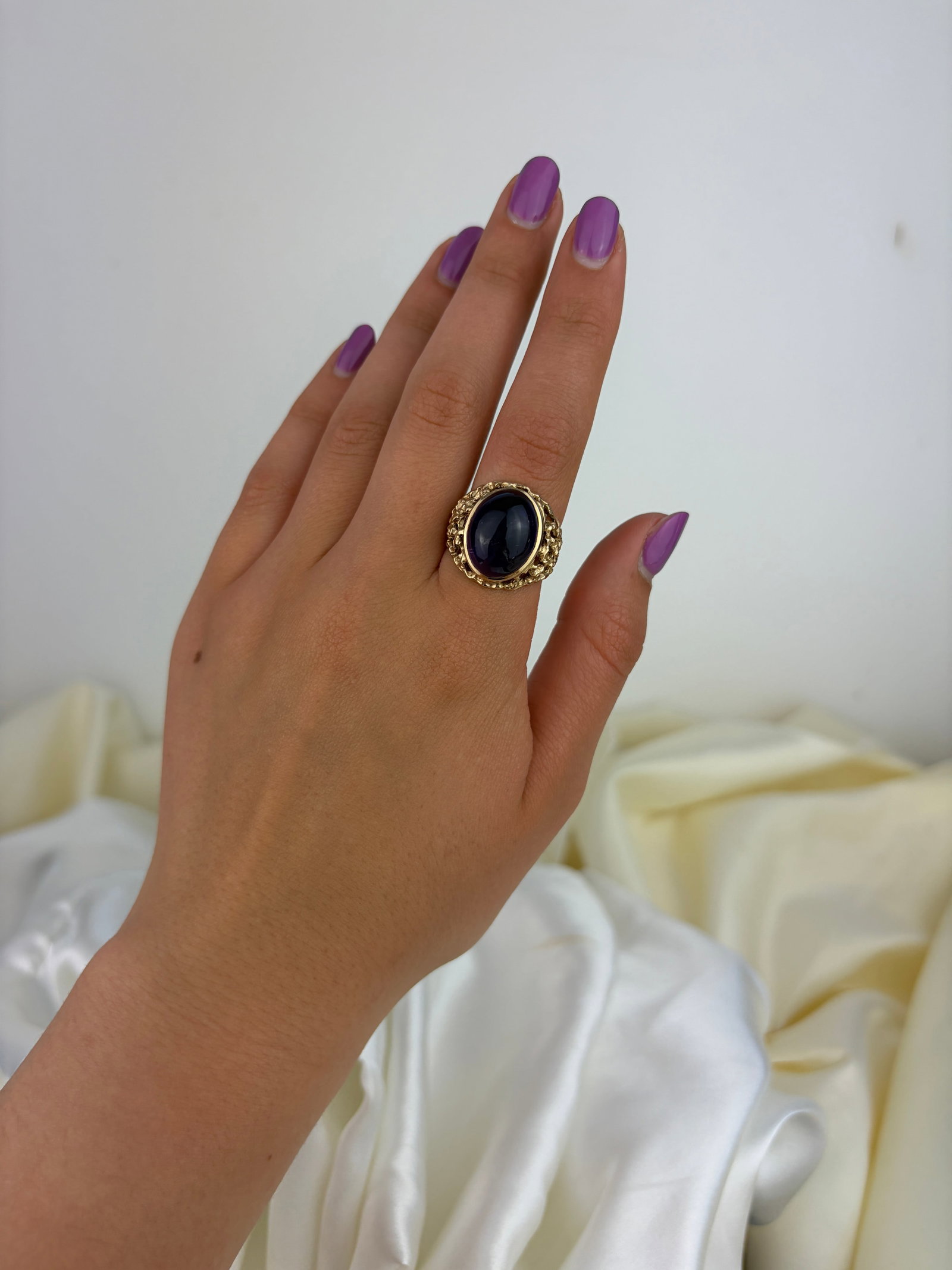 VINTAGE 9CT YELLOW GOLD LARGE CABOCHON AMETHYST RING - 8