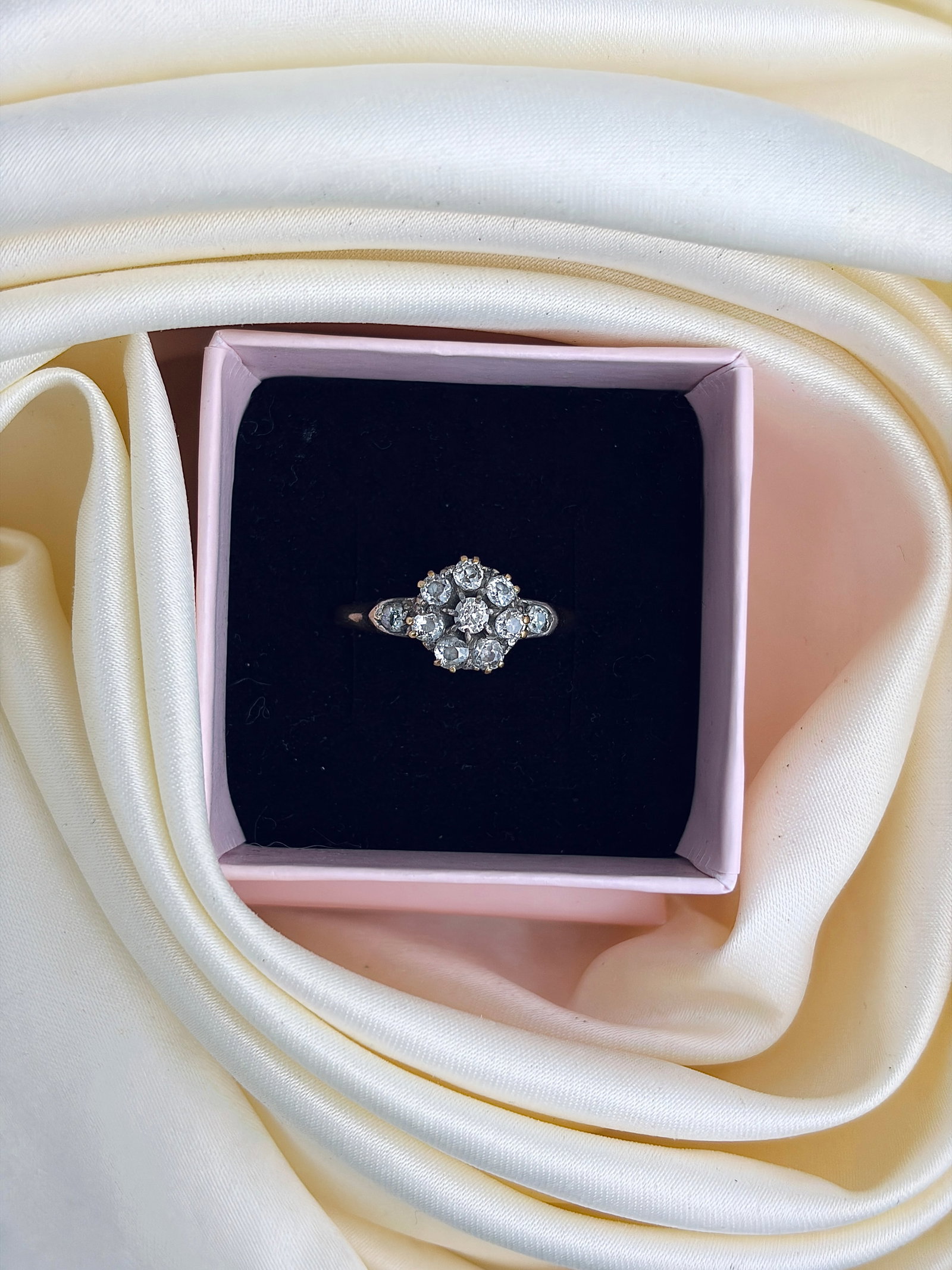 ANTIQUE 18CT GOLD DIAMOND CLUSTER RING - 9