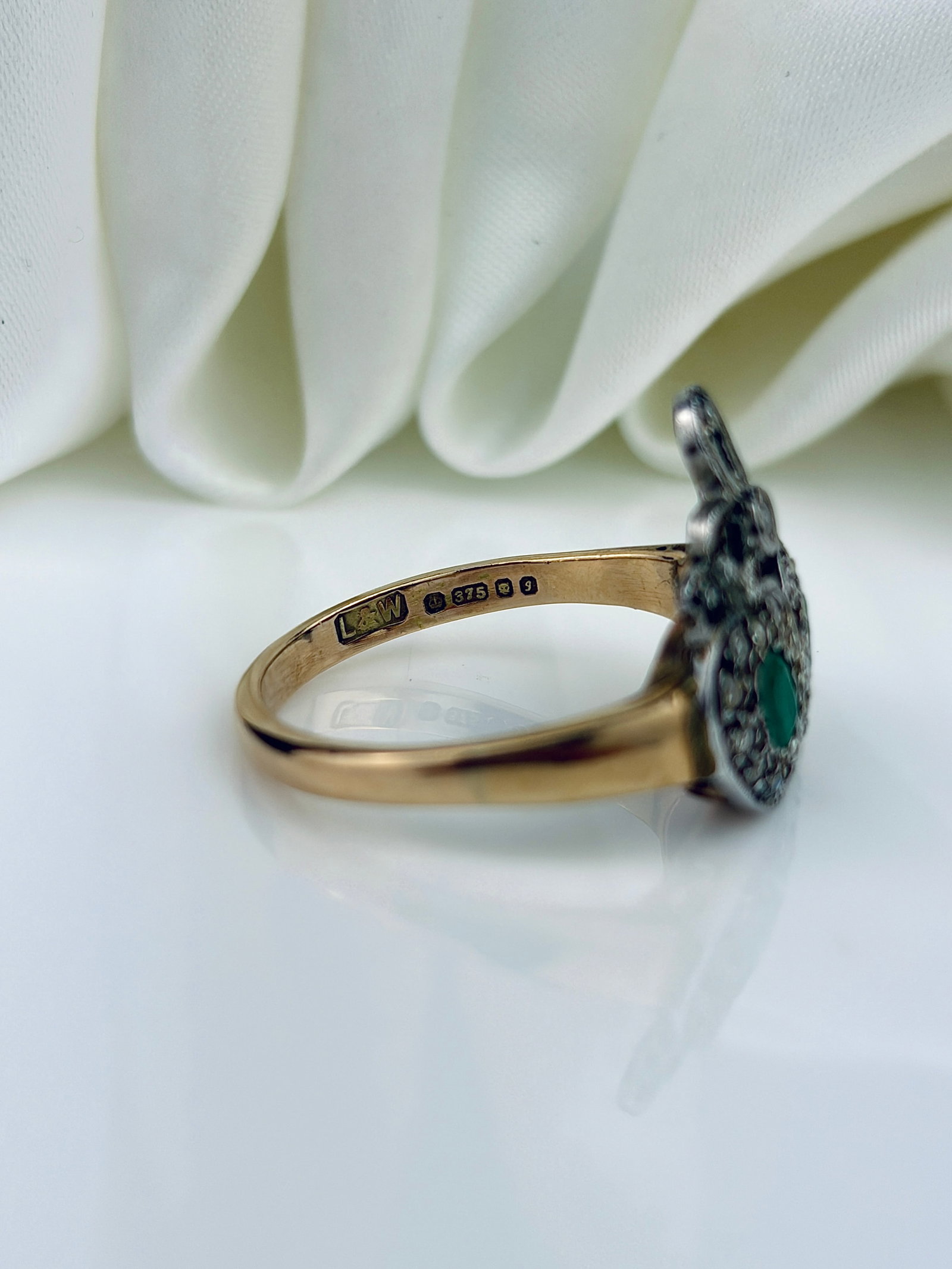 VINTAGE C.1983 9CT GOLD EMERALD AND DIAMOND DOUBLE HEART RING - 4