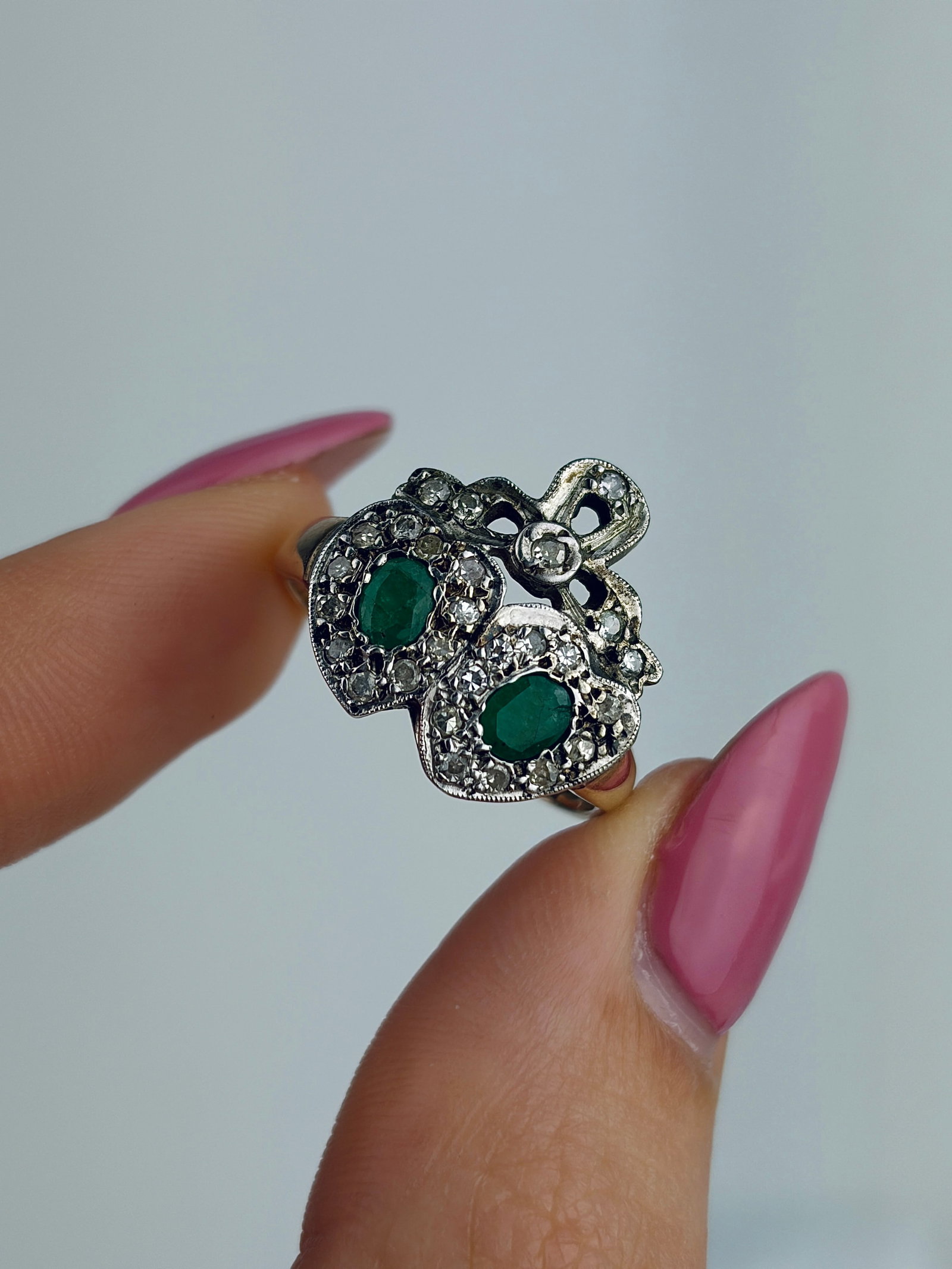 VINTAGE C.1983 9CT GOLD EMERALD AND DIAMOND DOUBLE HEART RING - 5