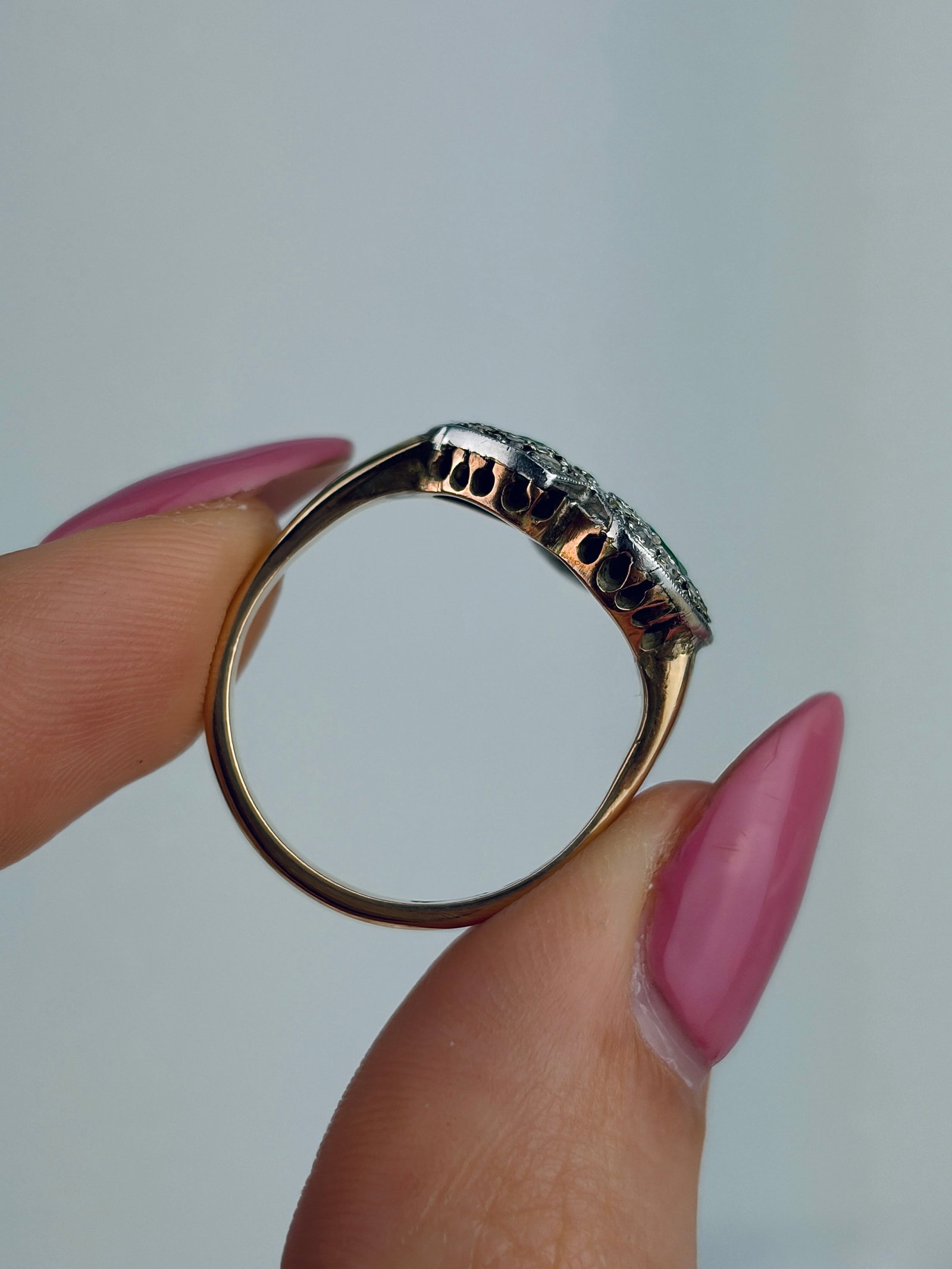 VINTAGE C.1983 9CT GOLD EMERALD AND DIAMOND DOUBLE HEART RING - 6