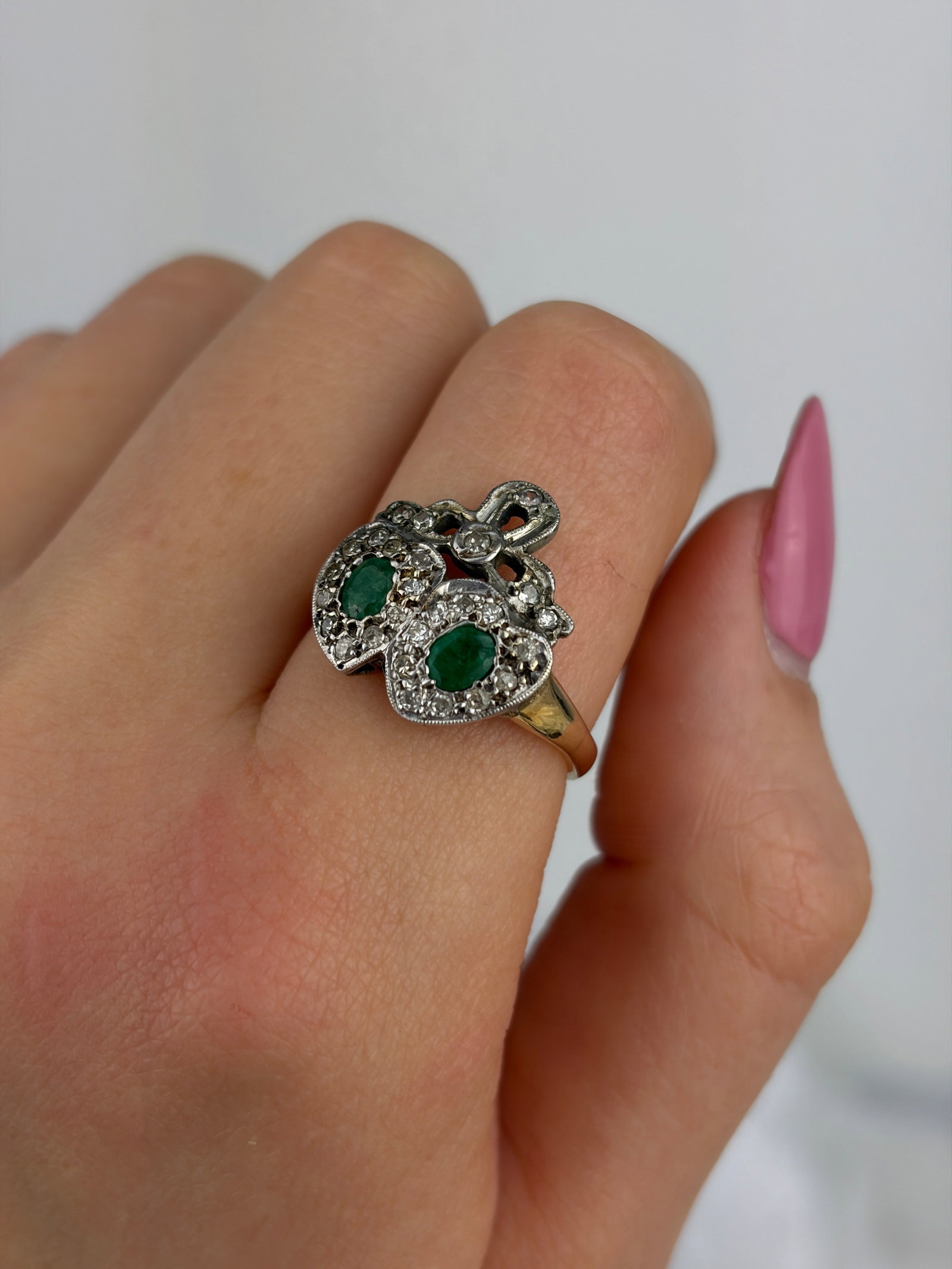 VINTAGE C.1983 9CT GOLD EMERALD AND DIAMOND DOUBLE HEART RING - 8