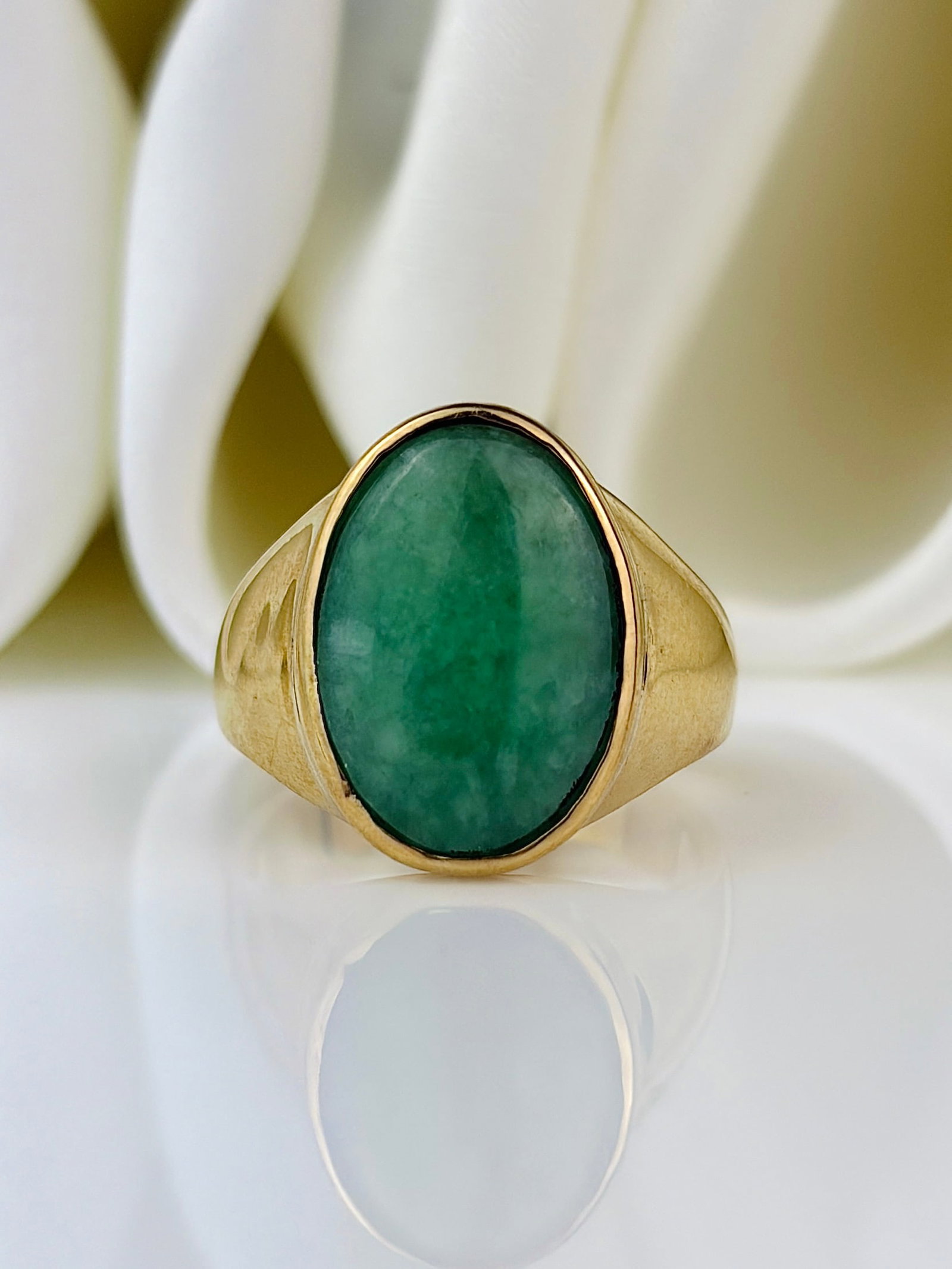 chunky heavy 9ct yellow gold jadeite signet style ring (1 of 9)