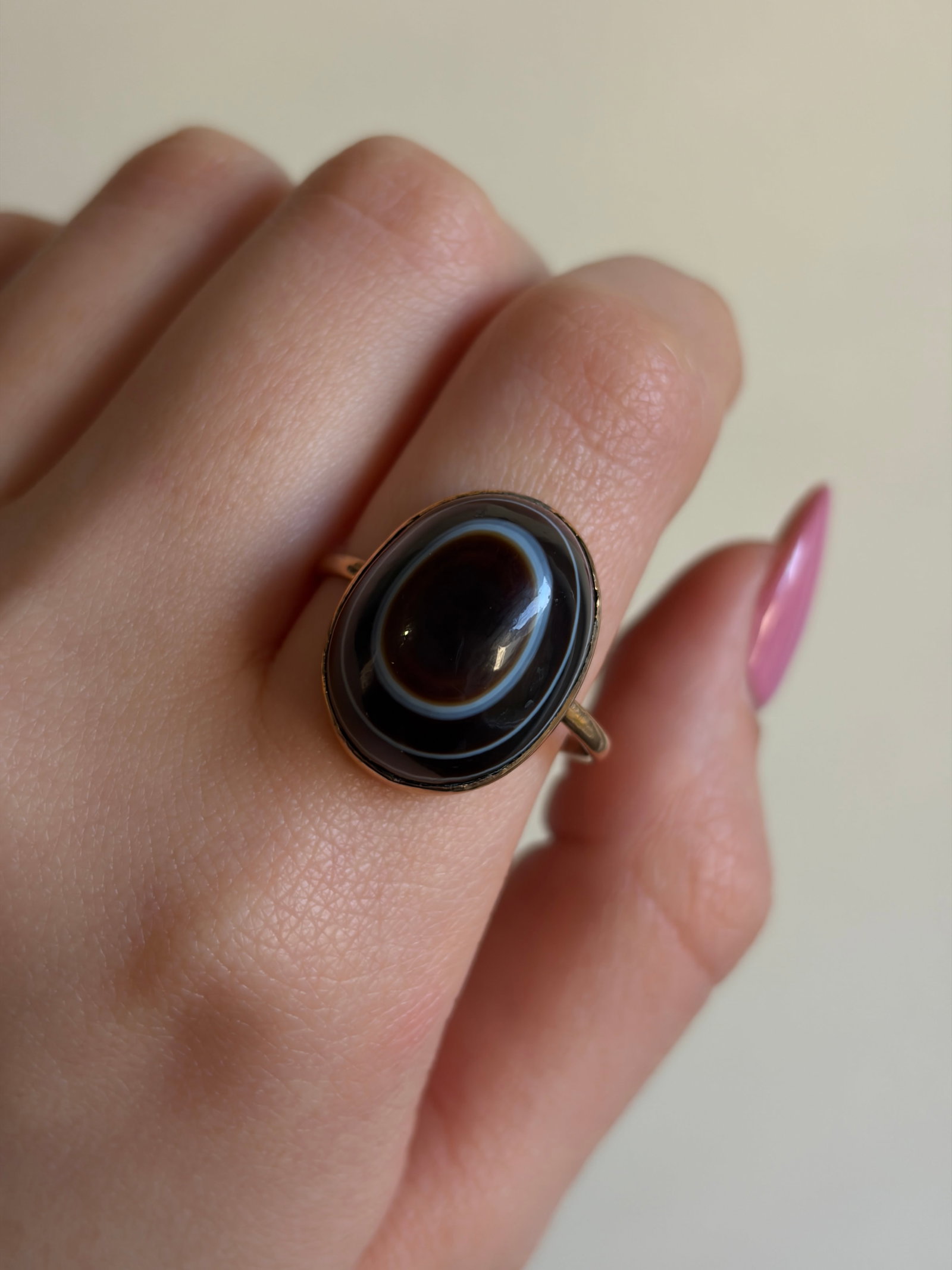 ANTIQUE HEAVY 9CT GOLD BANDED AGATE RING - 10