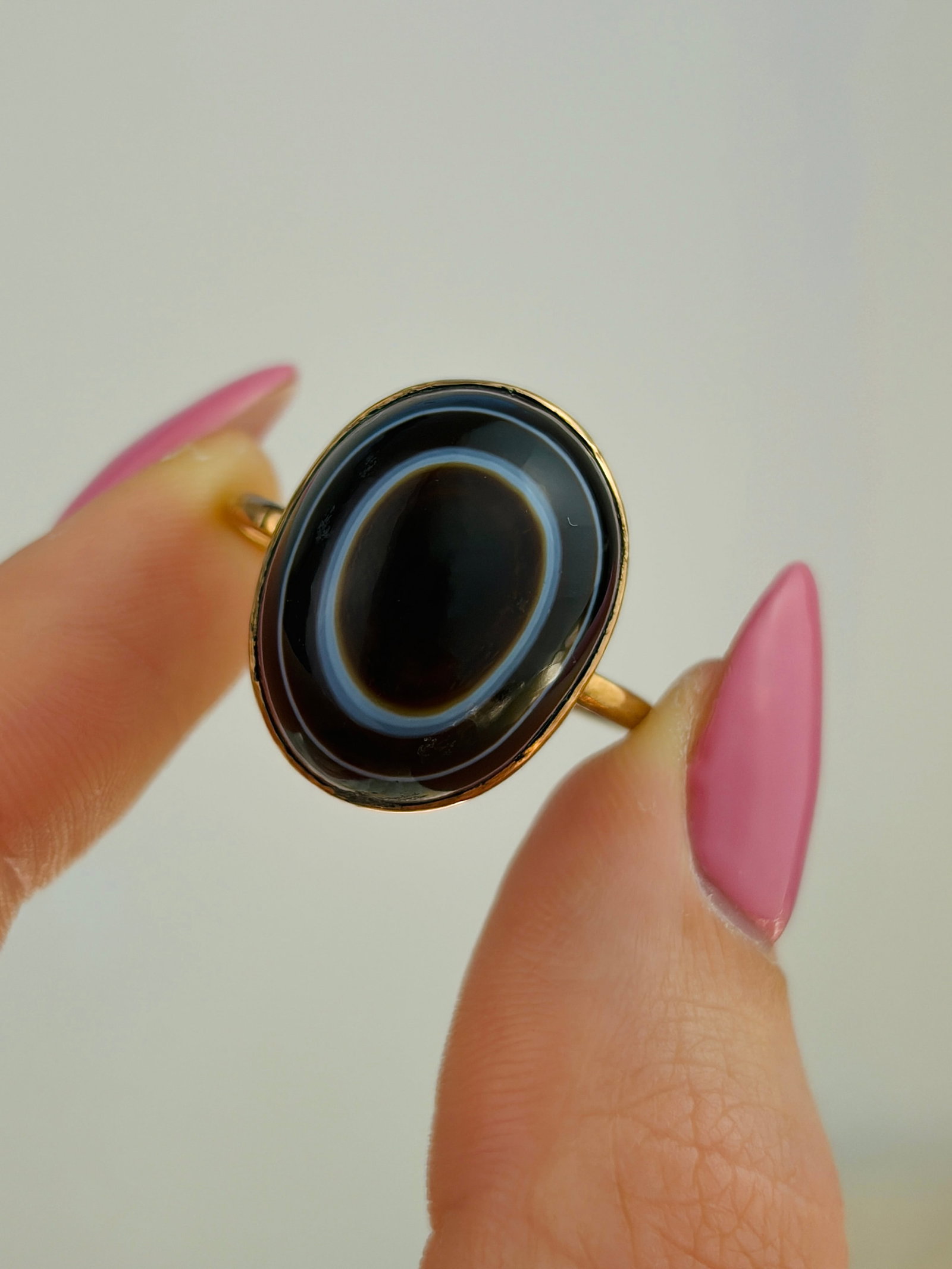 ANTIQUE HEAVY 9CT GOLD BANDED AGATE RING - 6