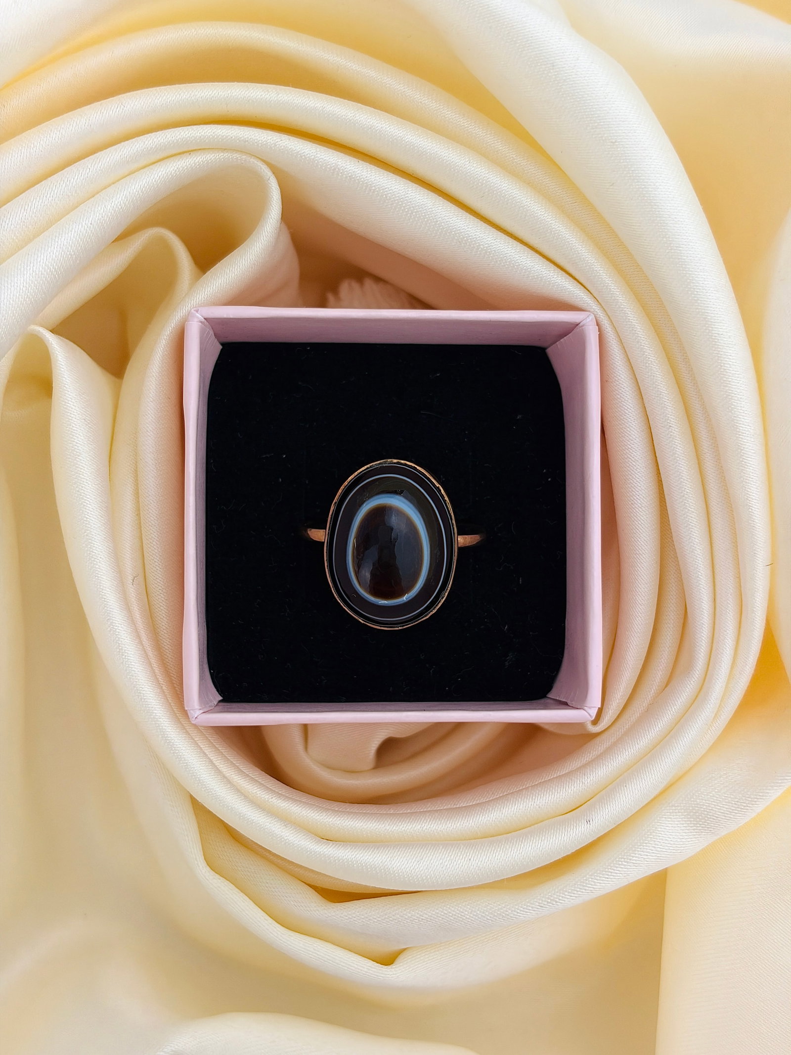ANTIQUE HEAVY 9CT GOLD BANDED AGATE RING - 8