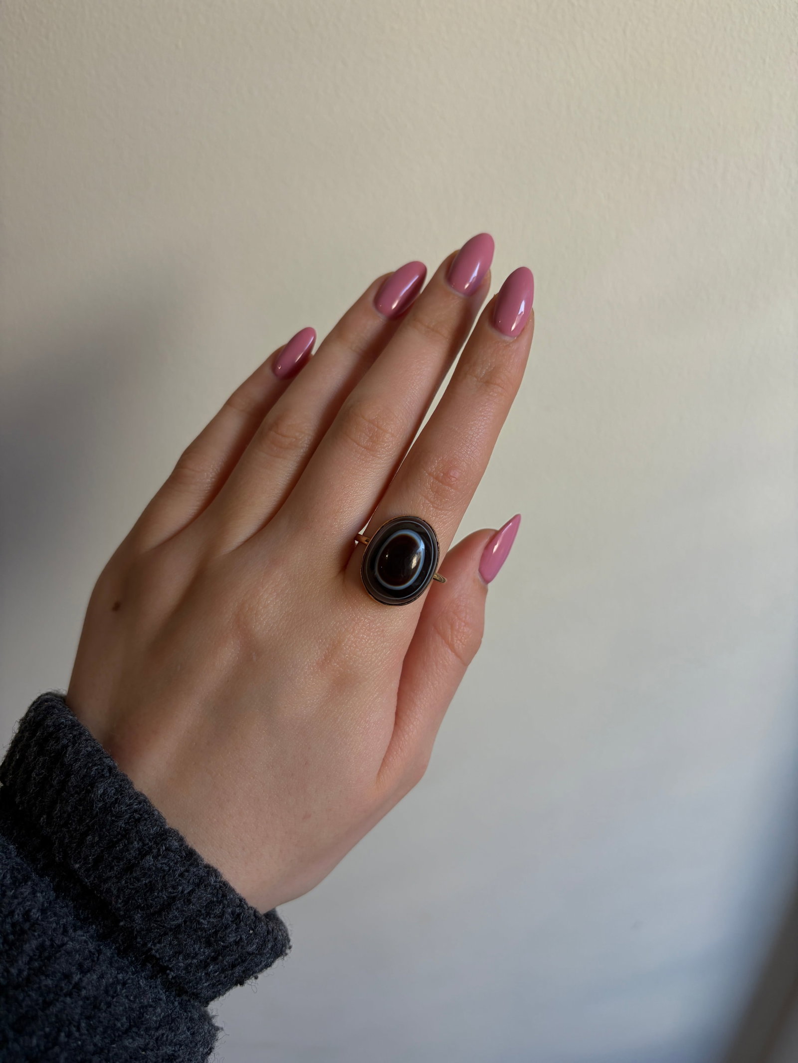 ANTIQUE HEAVY 9CT GOLD BANDED AGATE RING - 9