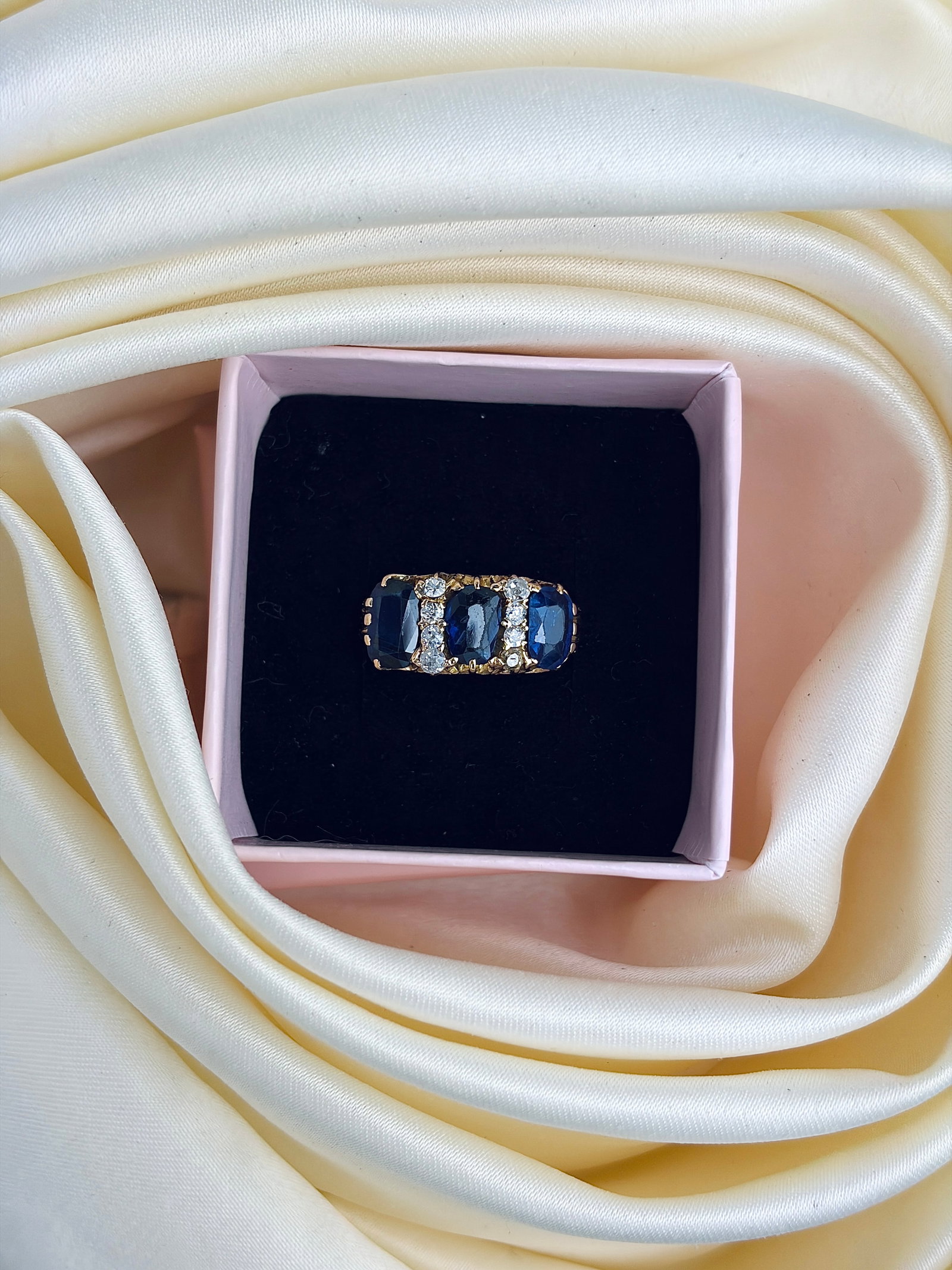 HEAVY VINTAGE 18CT YELLOW GOLD SAPPHIRE AND DIAMOND RING - 9