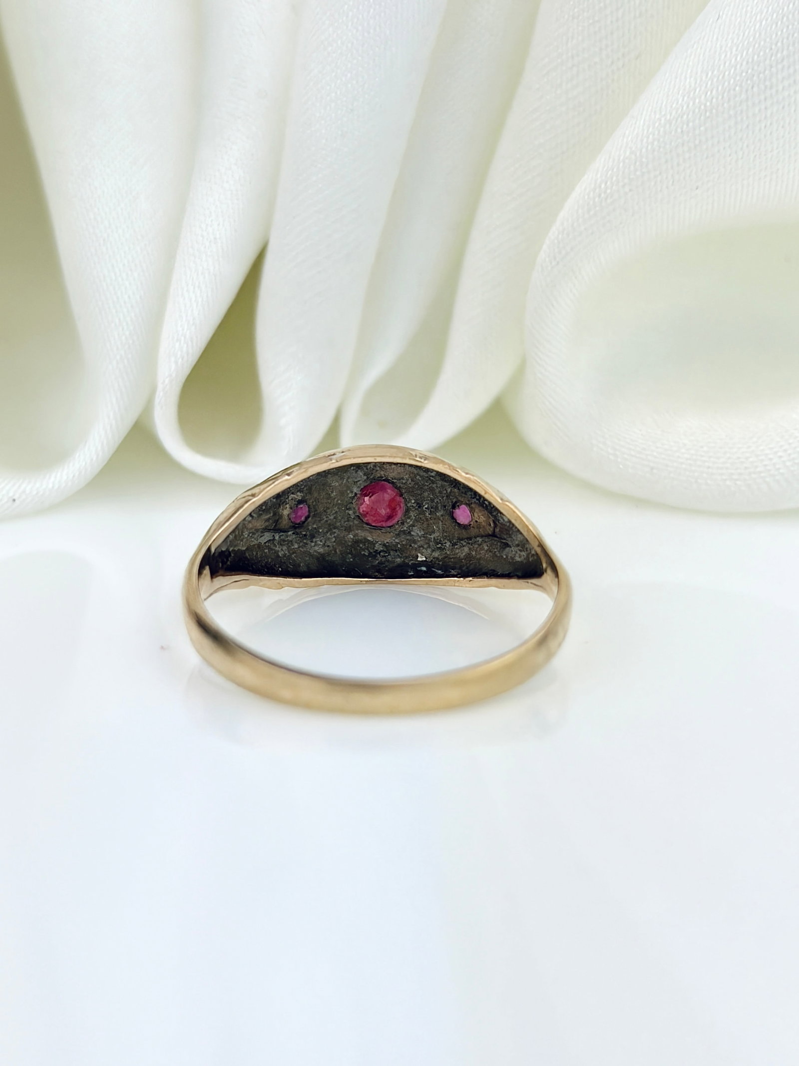 VINTAGE 9CT YELLOW GOLD RUBY STAR SET 3 STONE RING - 3