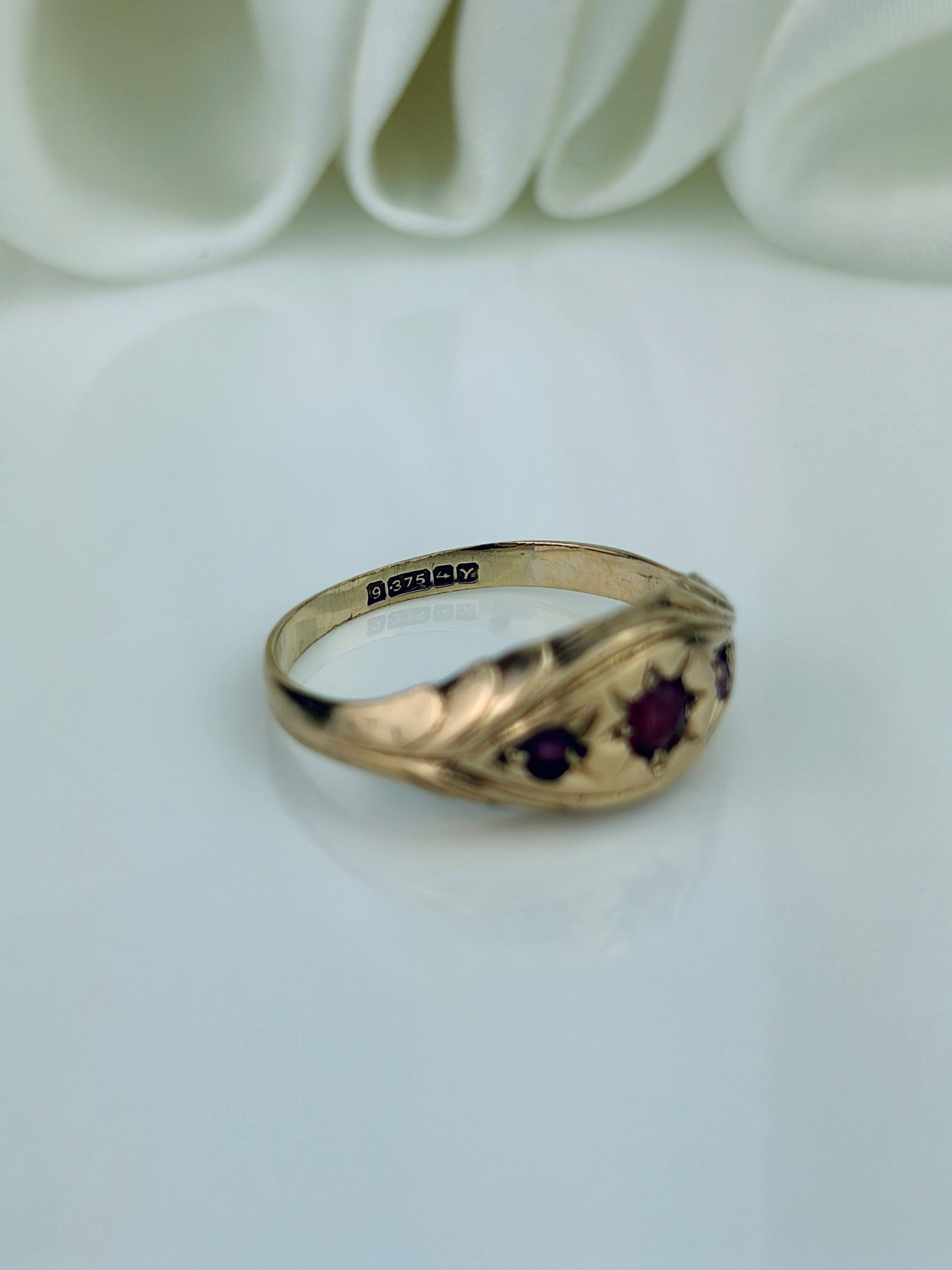 VINTAGE 9CT YELLOW GOLD RUBY STAR SET 3 STONE RING - 4