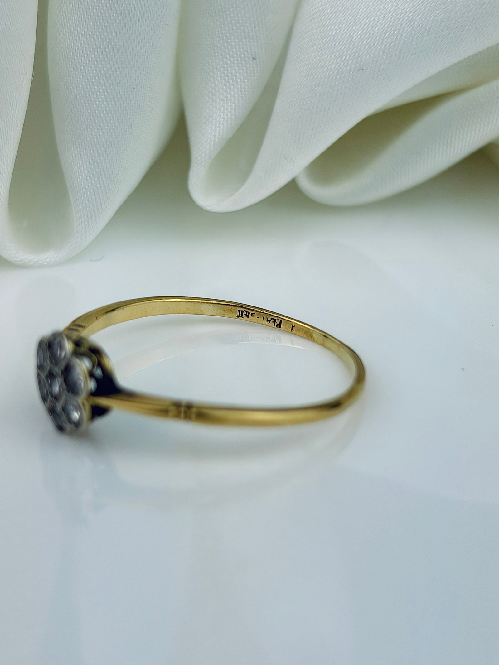 ANTIQUE 18CT GOLD AND PLATINUM DIAMOND FLOWER RING - 4