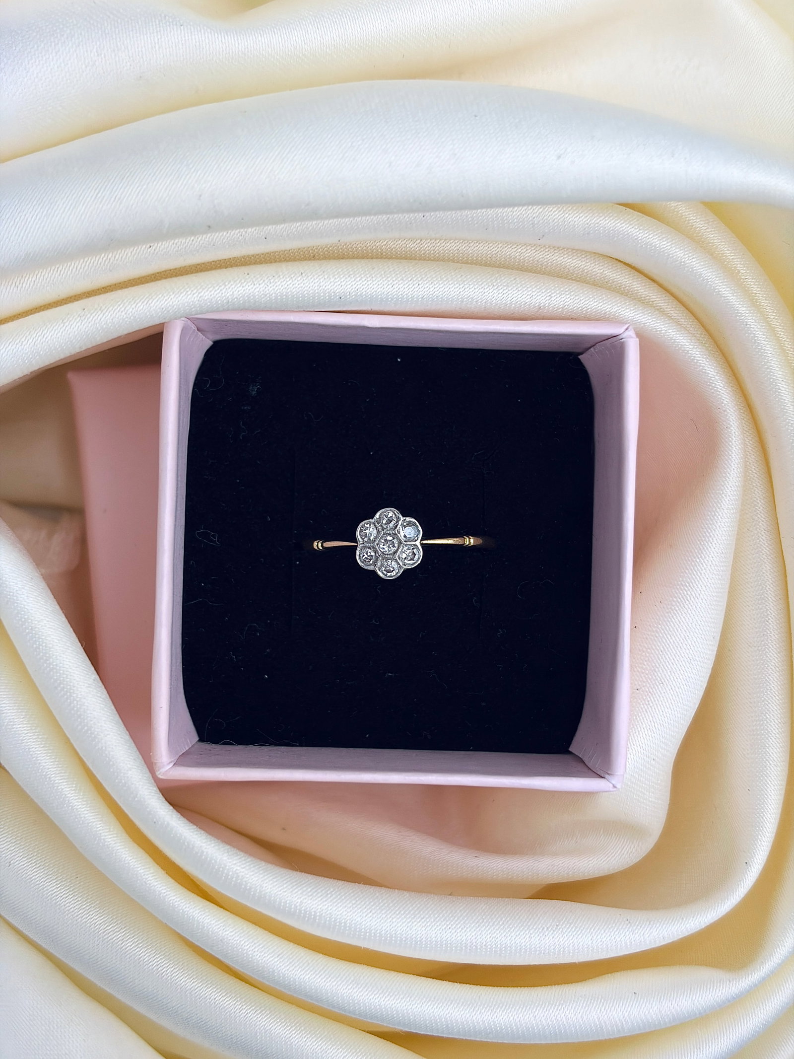 ANTIQUE 18CT GOLD AND PLATINUM DIAMOND FLOWER RING - 9
