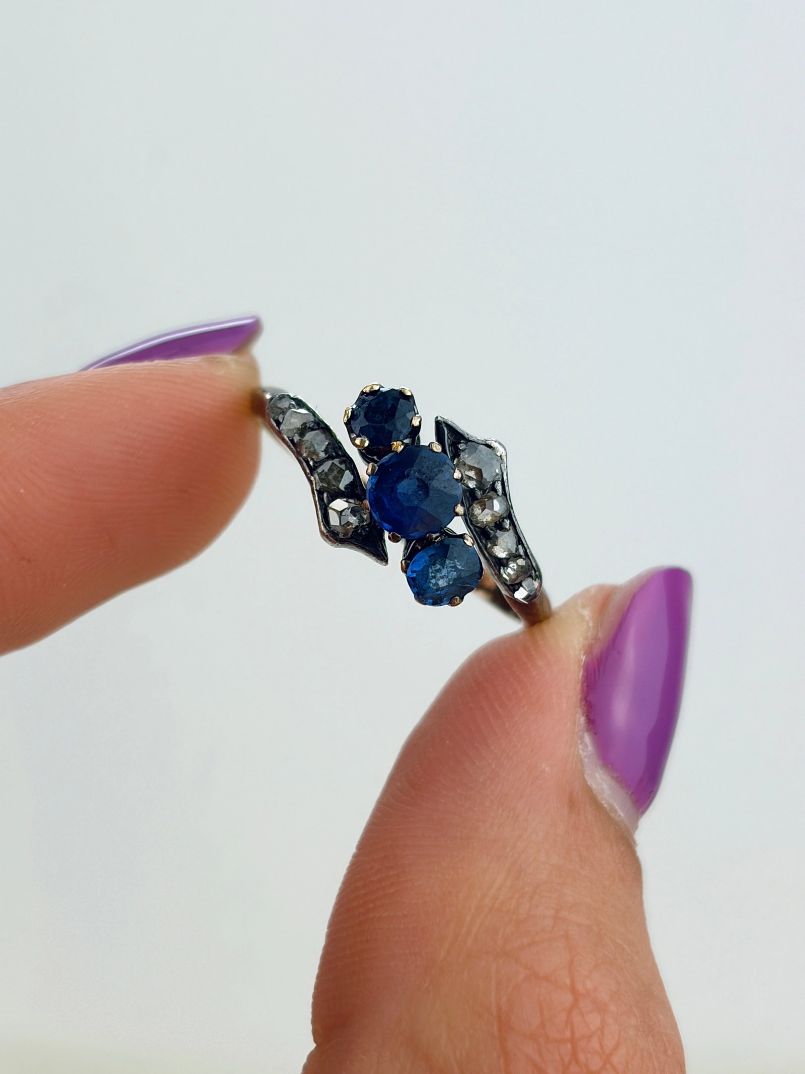 ANTIQUE 18CT GOLD SAPPHIRE AND ROSE CUT DIAMOND 3 STONE TWIST RING - 5